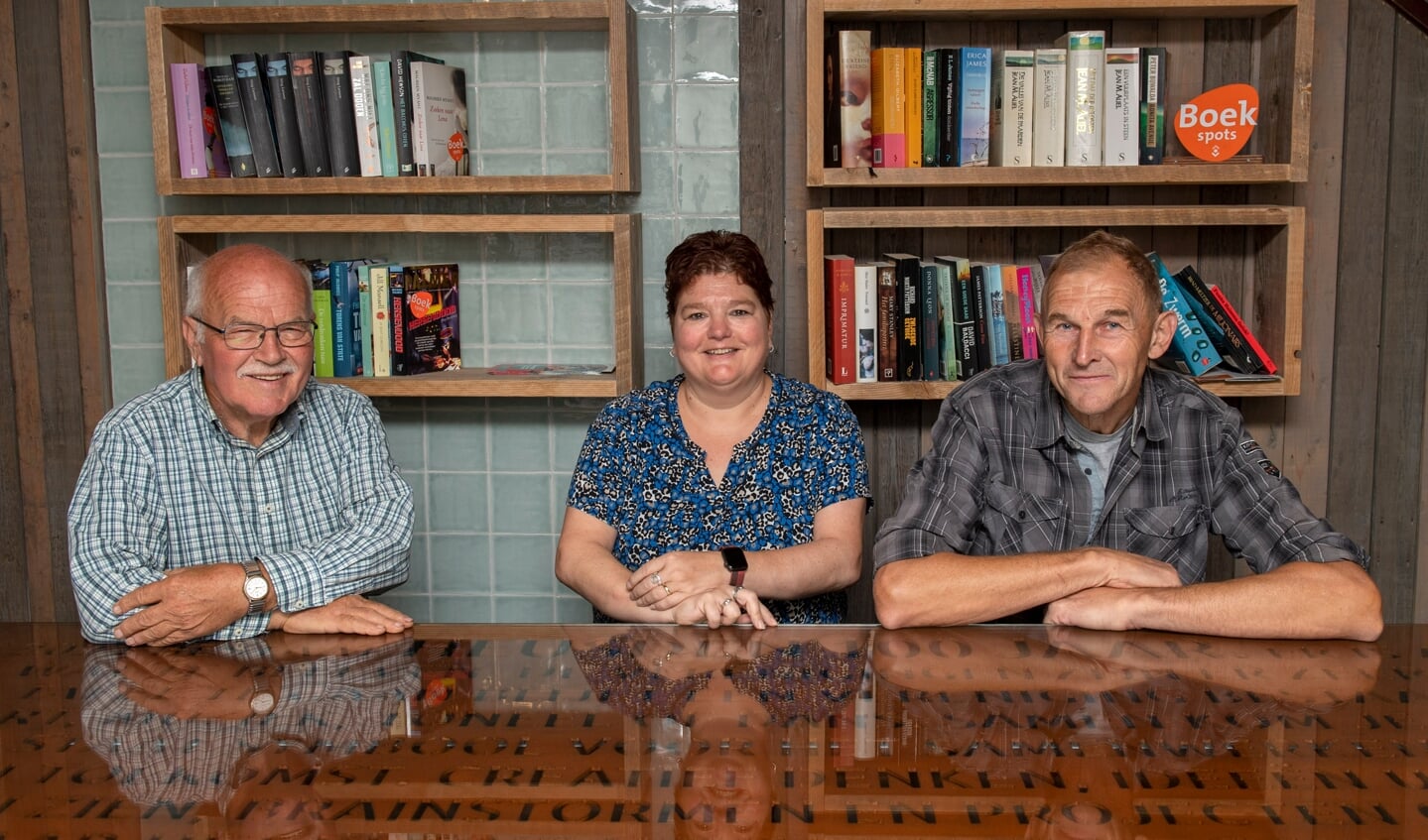 De schrijvers van het verhaal 'Trug noa Heuze' vlnr: Jos Knapen, Silvia Driessen en Toon Hartman. (Foto: Hein van Bakel)