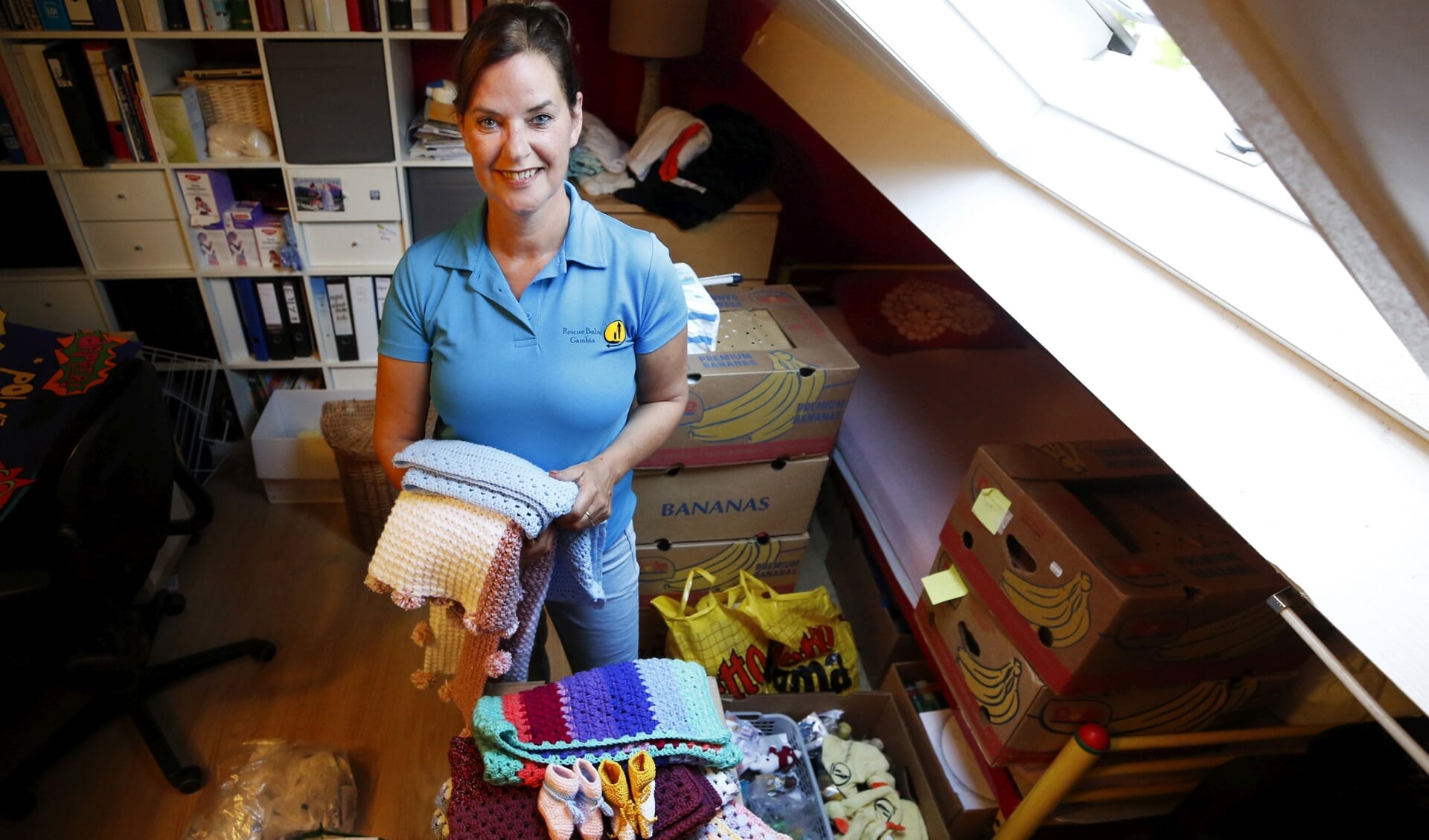 Ingrid Tijssen met een deel van de ingezamelde goederen. (Foto: Jurgen van Hoof)