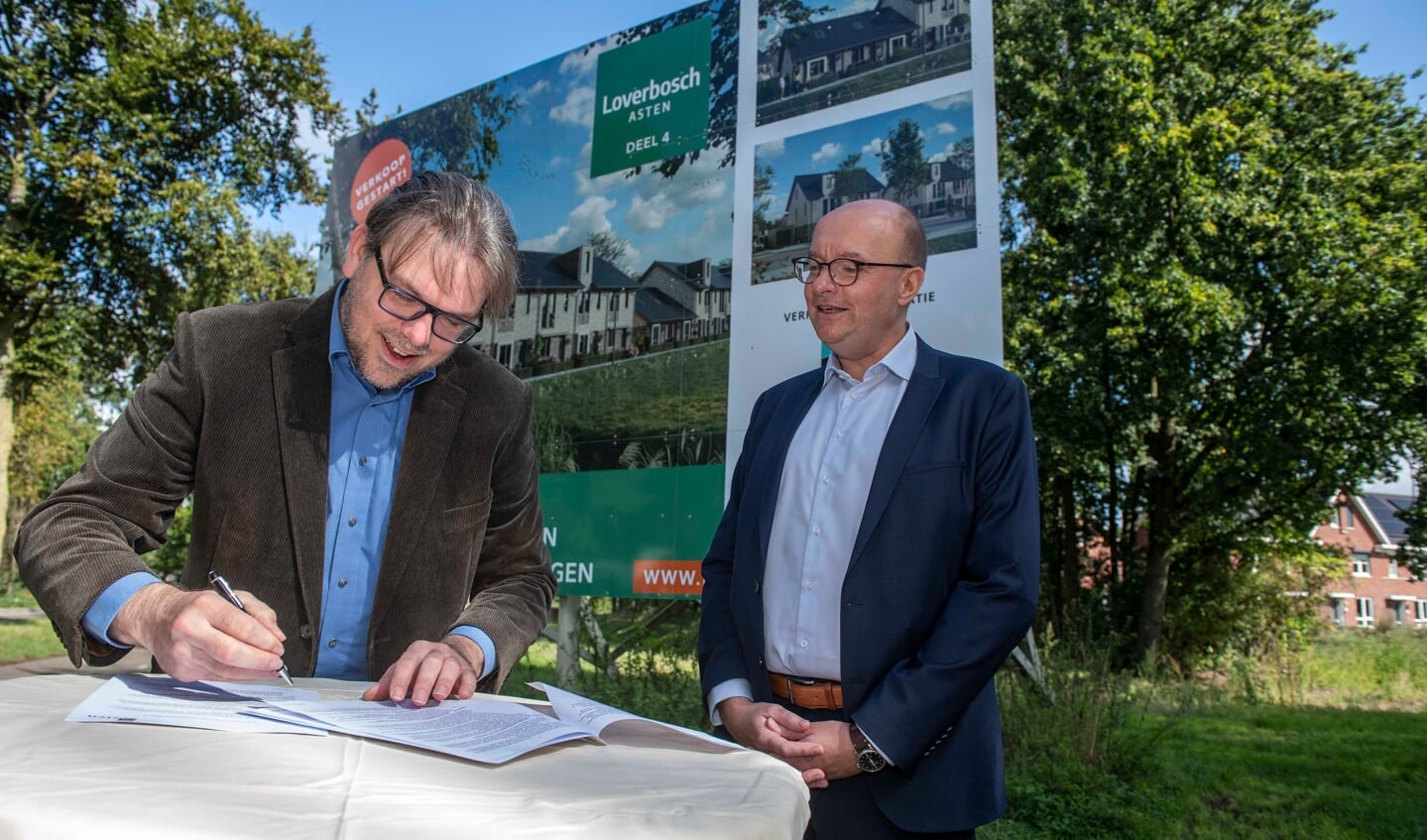 Wethouder Leon van de Moosdijk (l) zet zijn handtekening onder de overeenkomst voor 33 nieuwe woningen in Loverbosch. (Foto: Hein van Bakel)