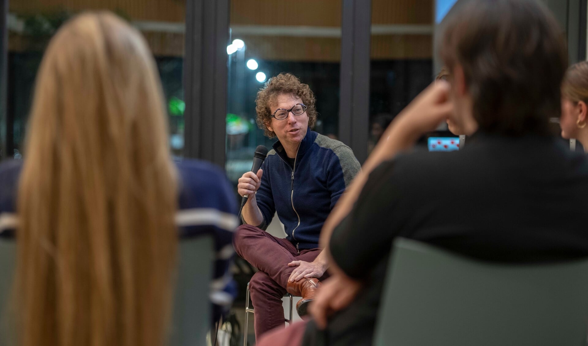 Schrijver Arnon Grunberg was woensdagavond te gast bij het Varendonck College in Asten. (Foto: Hein van Bakel)