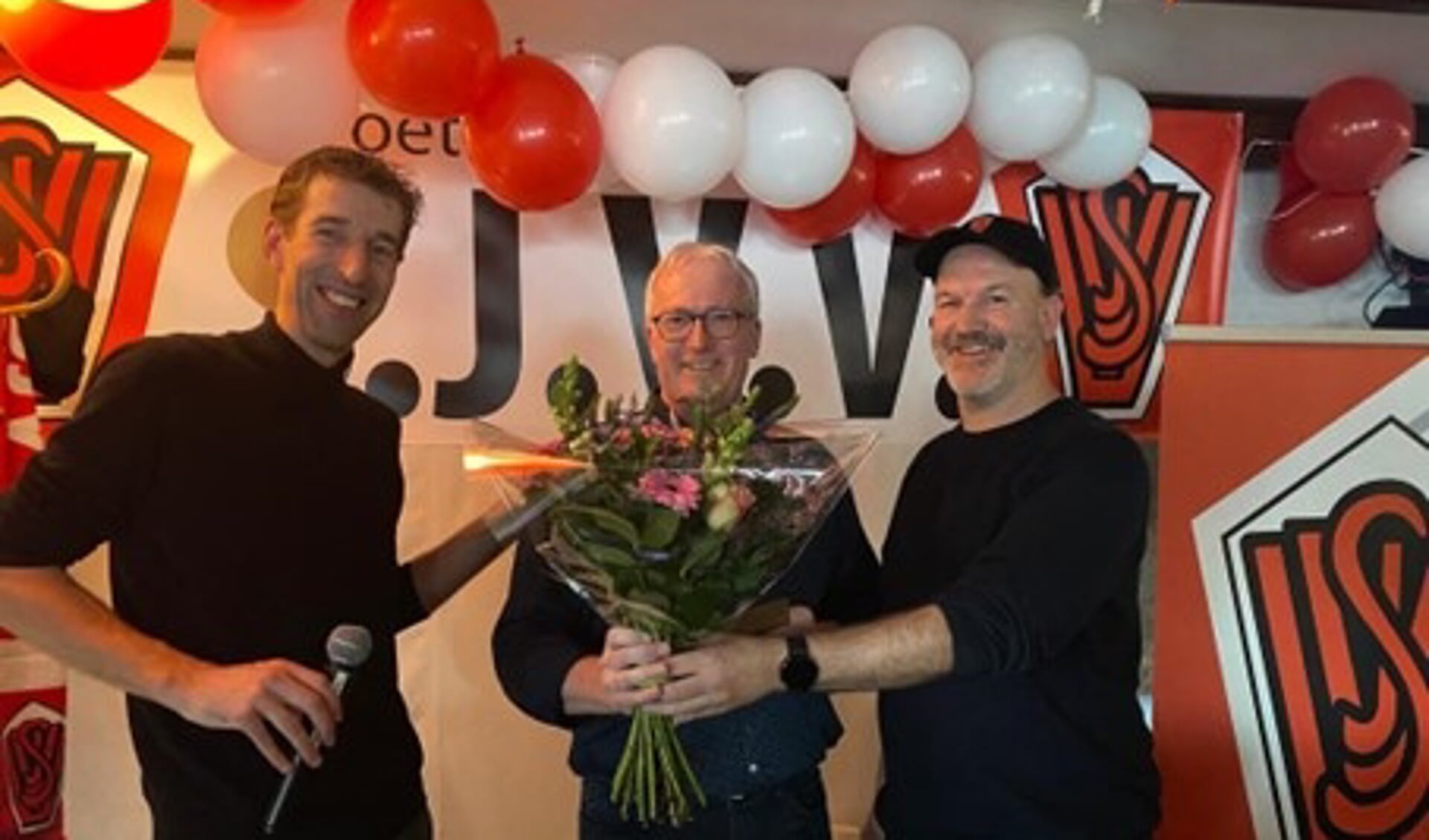 Ruud Aarts te midden van beide voorzitters van SJVV Hans van Oosterhout en Erwin Matheij