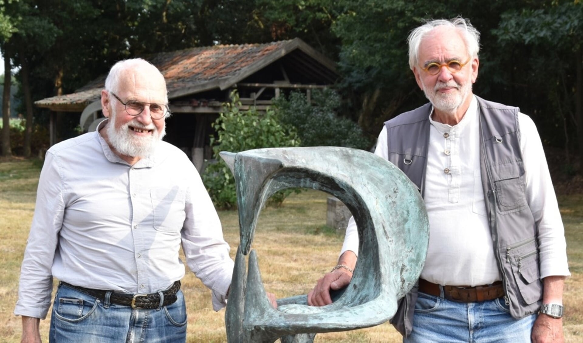 Joep Coppens (l) en Ger Jacobs (r) in de beeldentuin van Molenrijn in Vlierden. (Foto: EC)