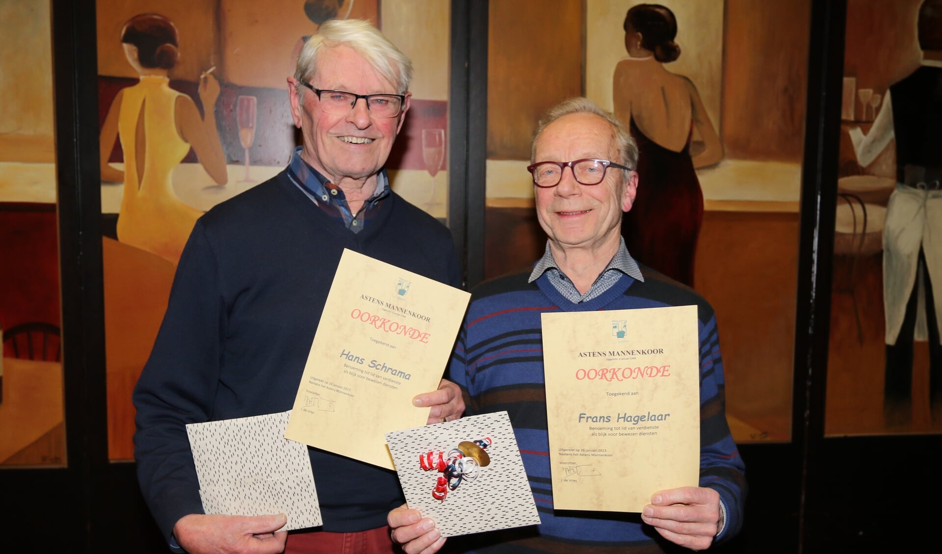Hans Schrama (l) en Frans Hagelaar zijn tot 'Lid van verdienste' benoemd.
