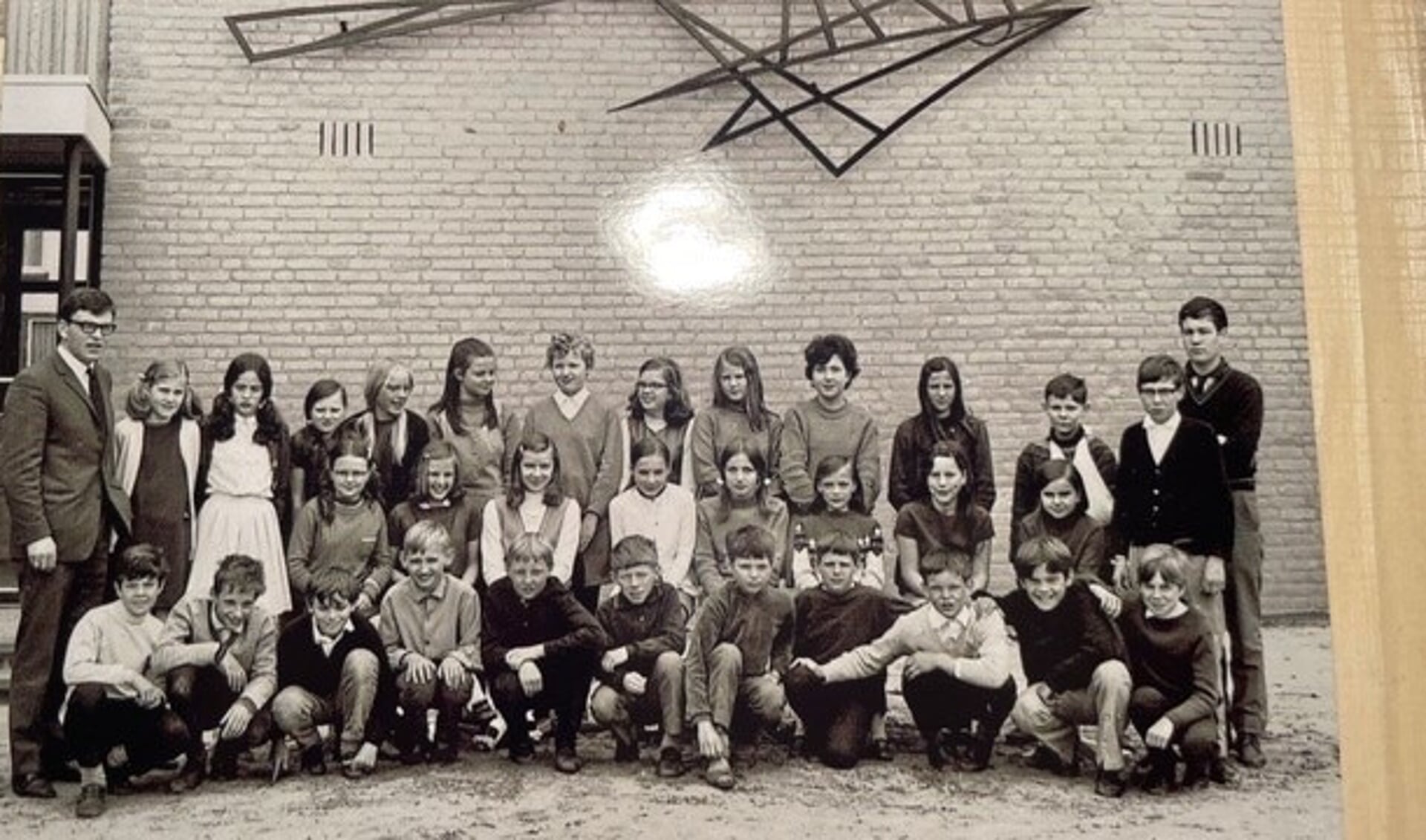 De zesde klas in 1969 met Meester v.d. Hoeven