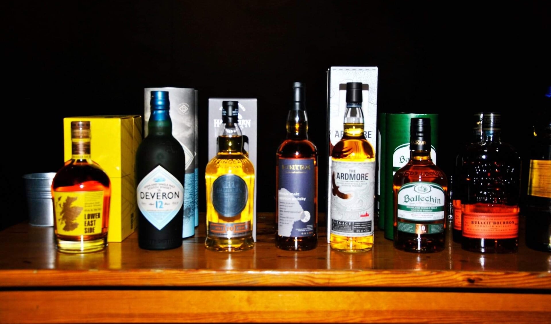 Gasten krijgen zeven verschillende whisky's voorgeschoteld, met tussendoor ook enkele hapjes.