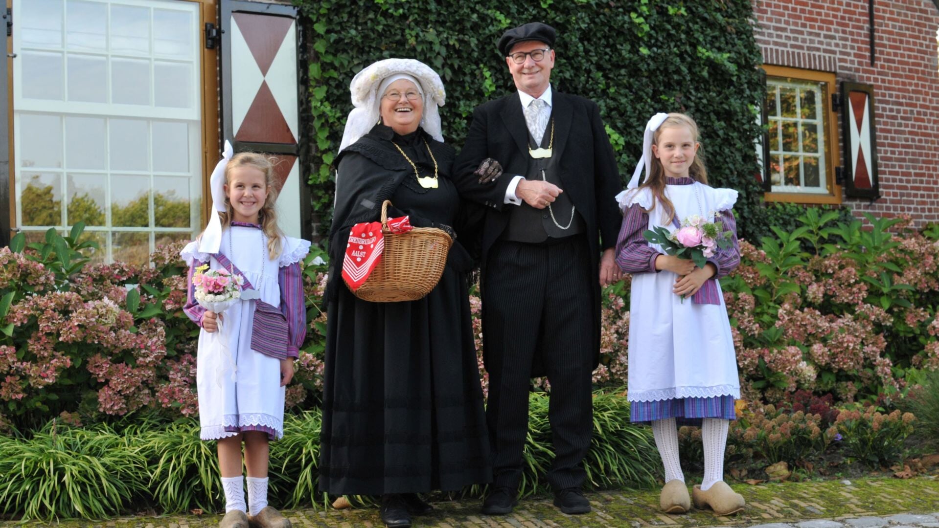 Boerenbruidspaar Yolanda en Wim Stofmeel met de bruidsmeisjes, links Saar en rechts Evy .