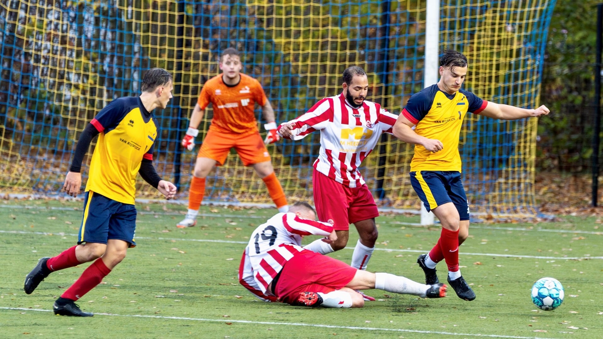 'Man of the match' Lars Mobach in actie tegen Woenselse Boys .