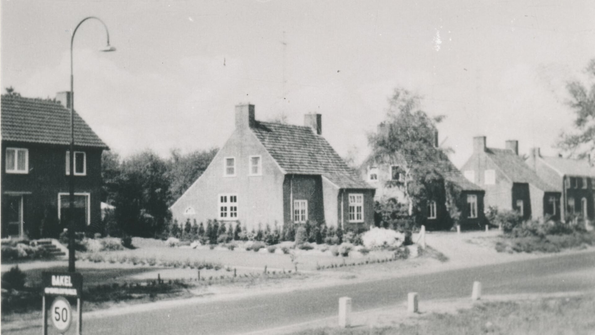 Een oude foto van de Helmondsestraat in Bakel die te zien is tijdens de tentoonstelling in de kerk.