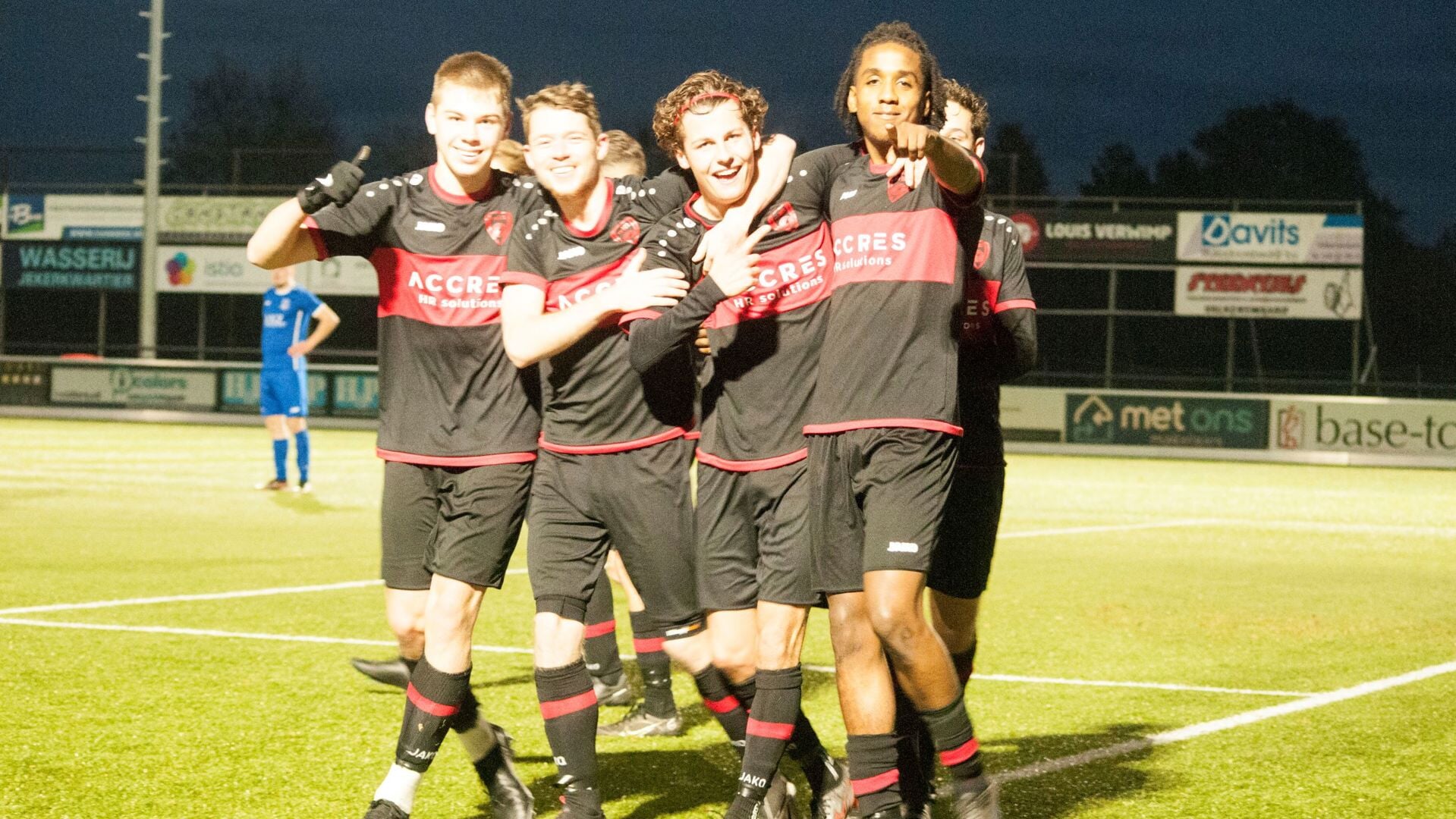 BES/De Valk spelers vieren hun 3e doelpunt tegen Rood Wit Veldhoven. 