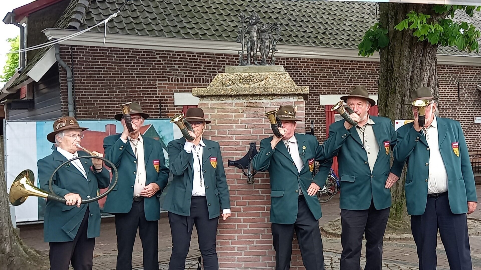 De zeskoppige muzikale groep 'Jachthoorns van Het Groene Woud' luistert zondag de Hubertusviering op.