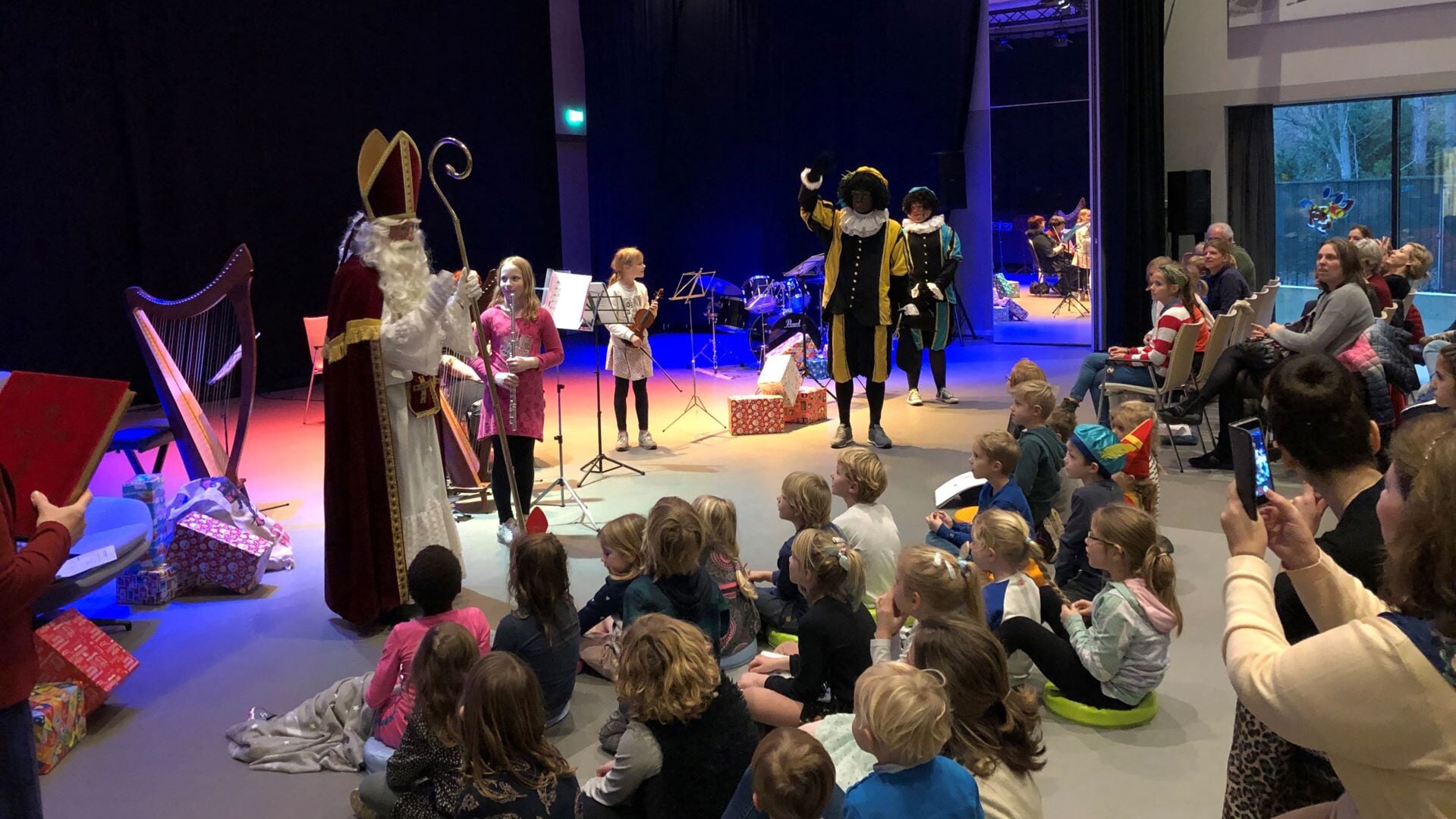 Sinterklaas en zijn gevolg brengen natuurlijk een bezoek aan het Pepernotenconcert in het Huis van Waalre.