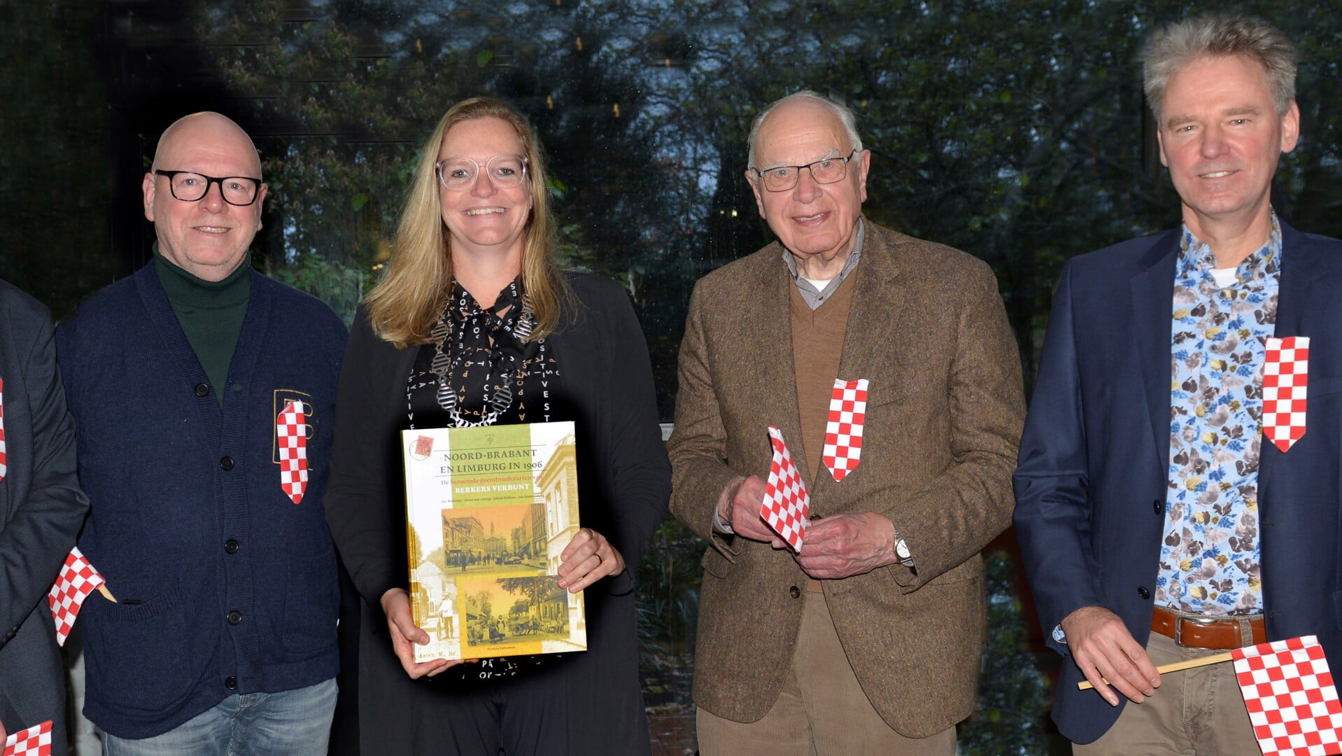 Burgemeester Van Extel-Van Katwijk (m) krijgt het eerste exemplaar uitgereikt door de auteurs. (Foto: Feike de Keijzer)