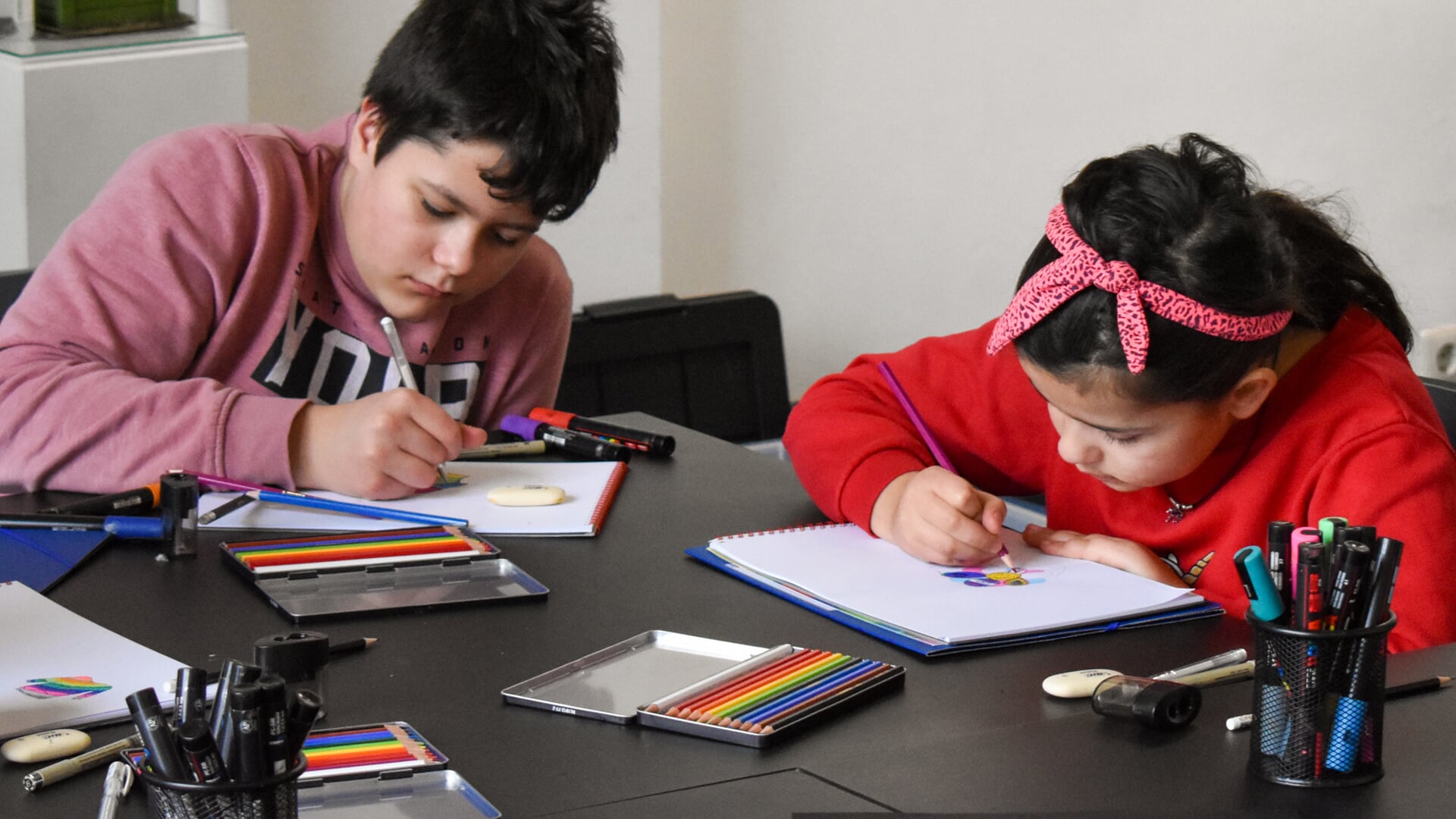Kinderen druk aan het werk tijdens de tekenles. (Foto: Gemma Rakels)