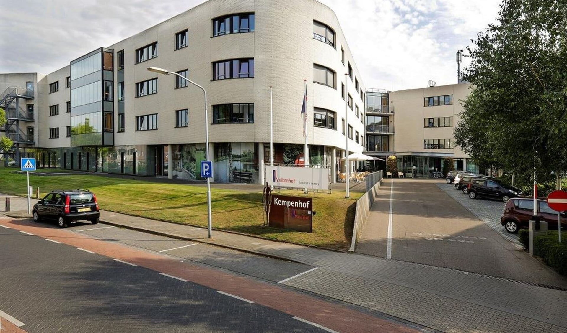 Kempenhof, onderdeel van Valkenhof, is een zorgcentrum voor mensen met somatische (lichamelijke) klachten. 