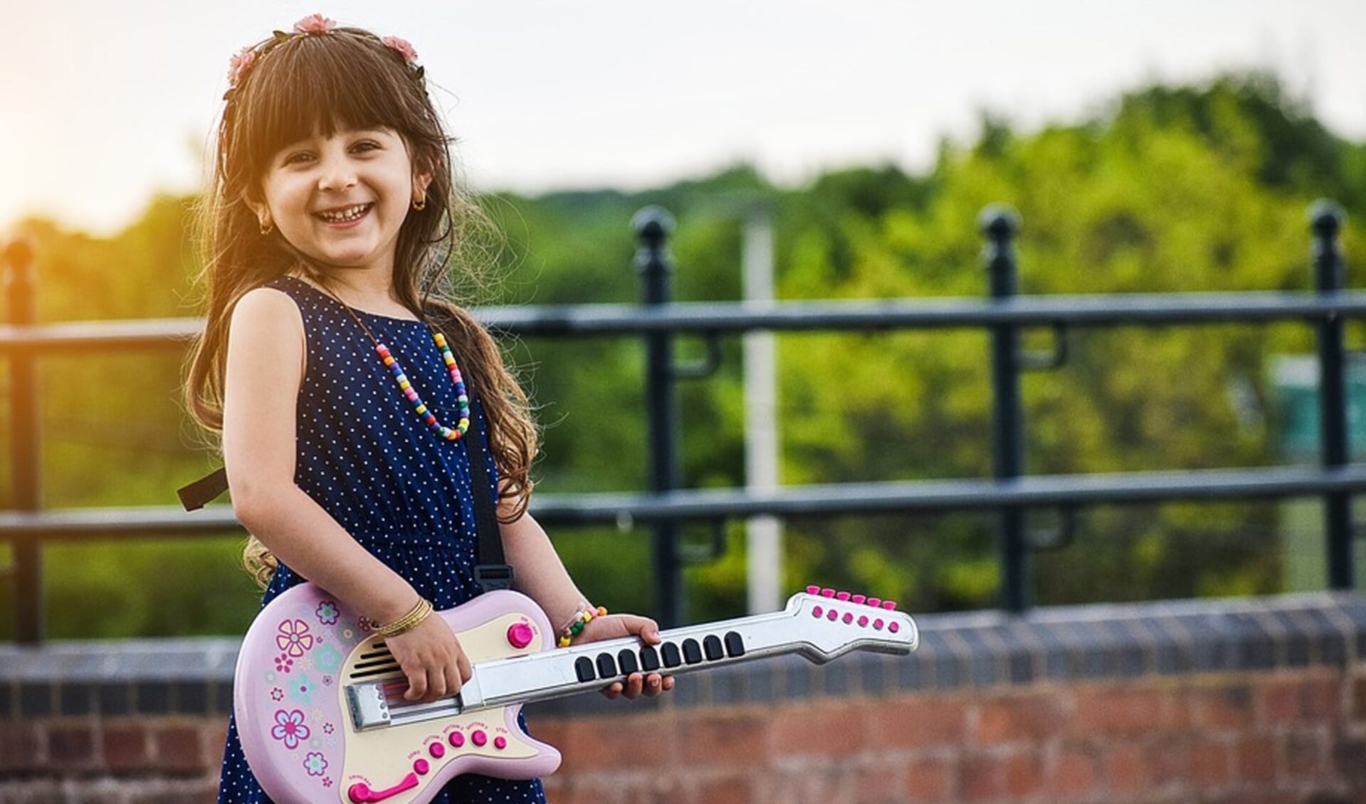 Kinderen kunnen dromen waarmaken, onder meer door op een hippe gitaar te spelen.