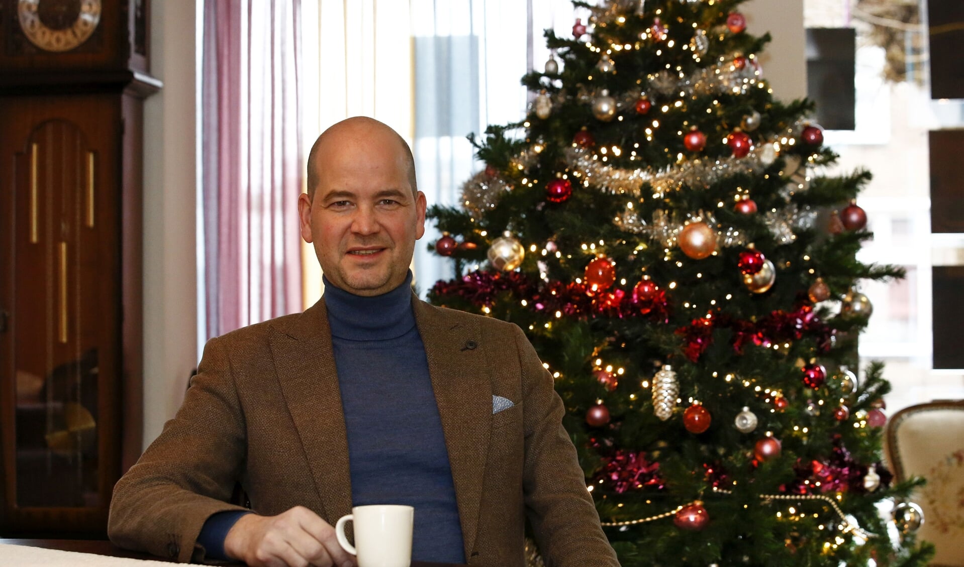 Maarten Meulepas is directeur van Woningbelang in de kersttijd in zijn kantoor.