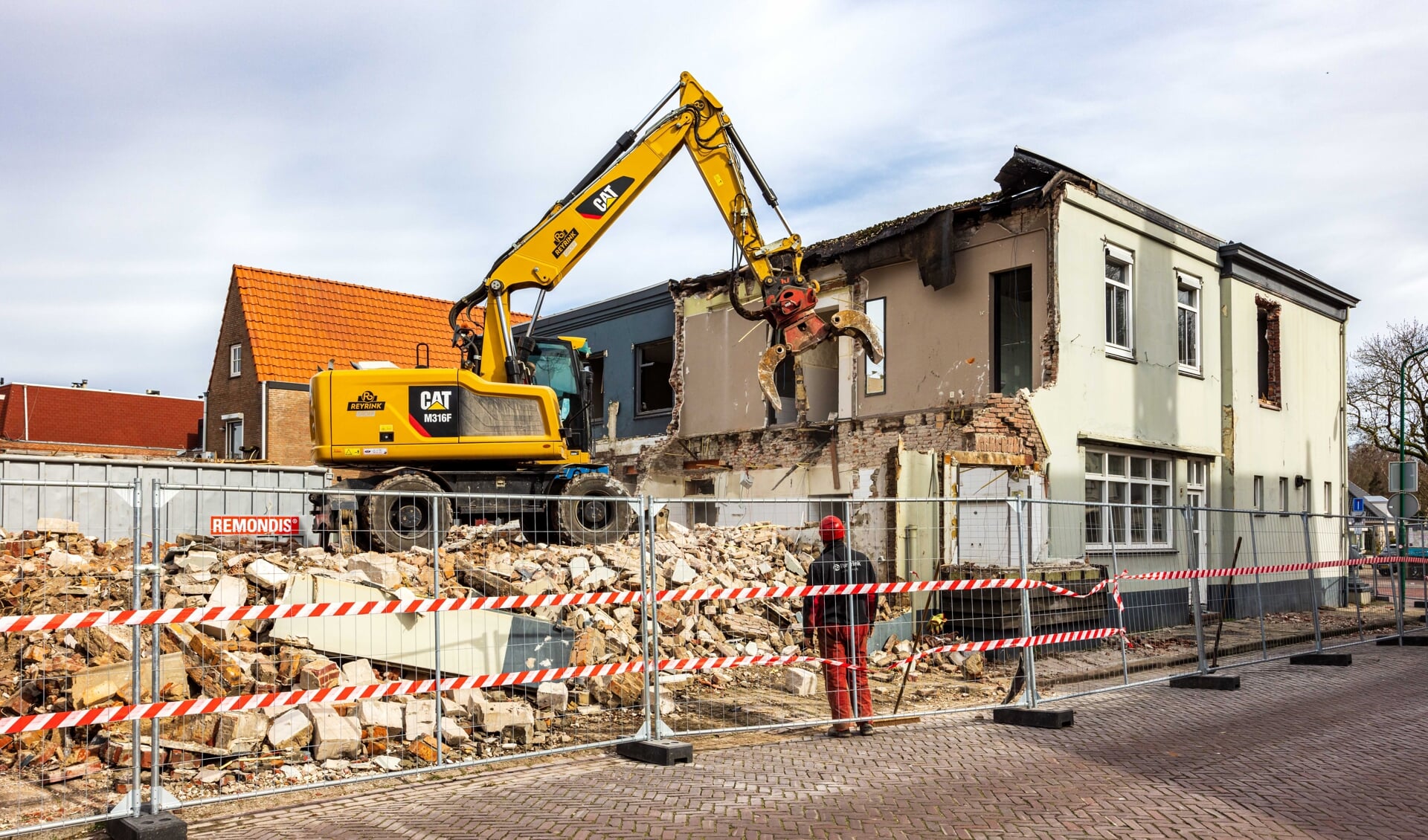 De sloop van het voormalige hotel-restaurant in de Kapelstraat is in volle gang. (Foto's: Micle de Greef)