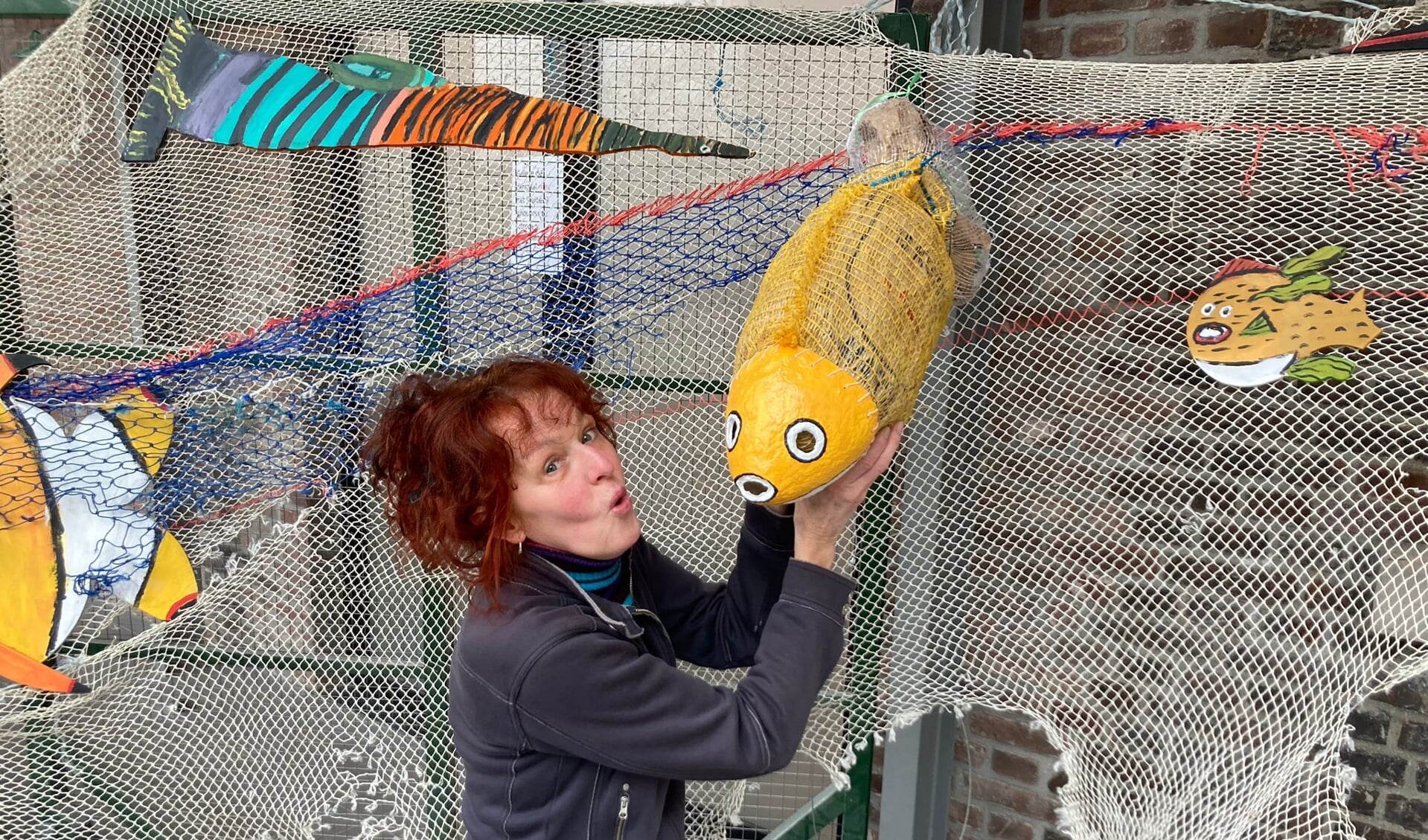 Docente Wendy Veldhuis van het jeugdatelier laat een van de bijzondere vissen zien.