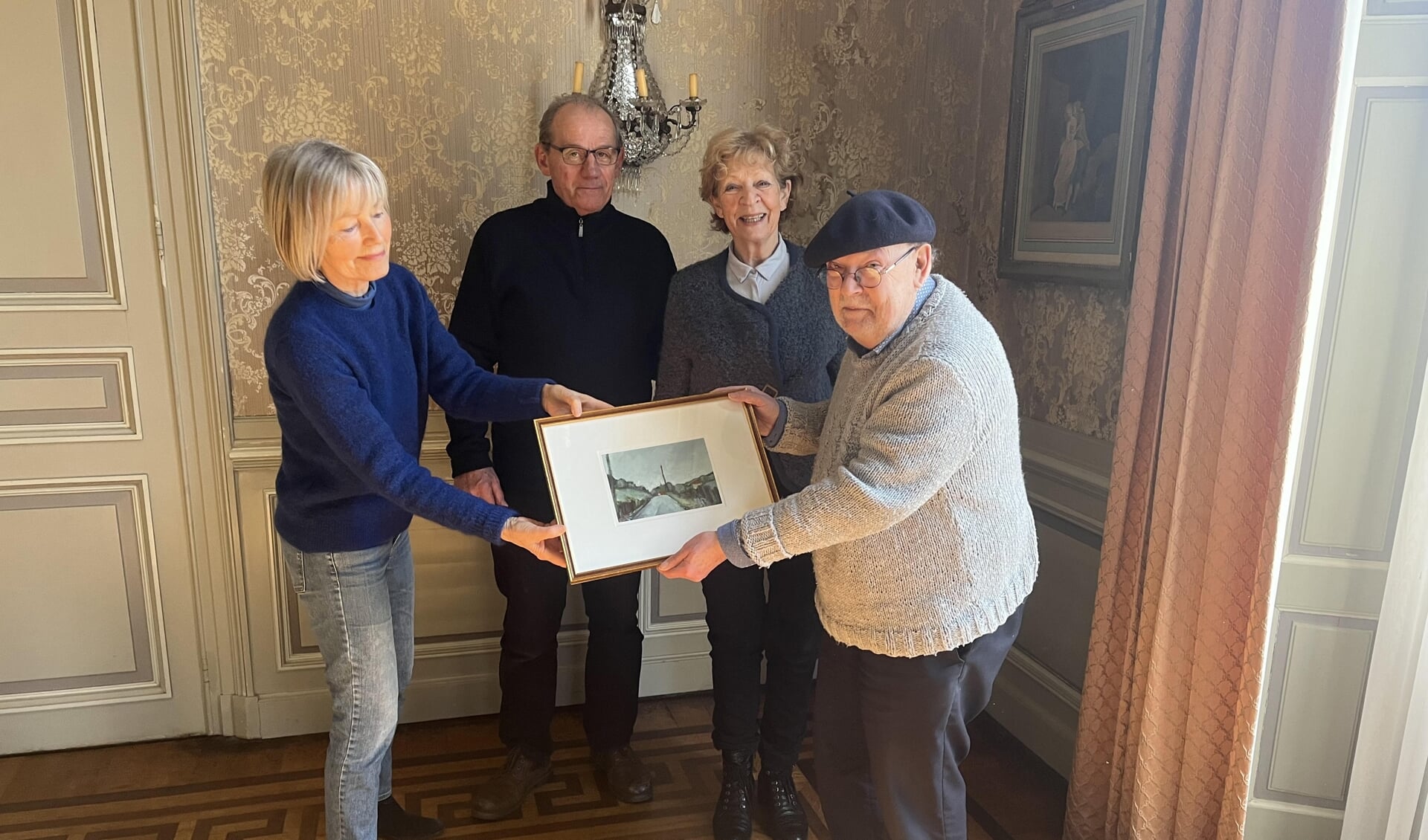 De kunstenaar en de leden van de kunstcommissie Fransje Thijssen, Sjef Bakermans en Elly Luijten.