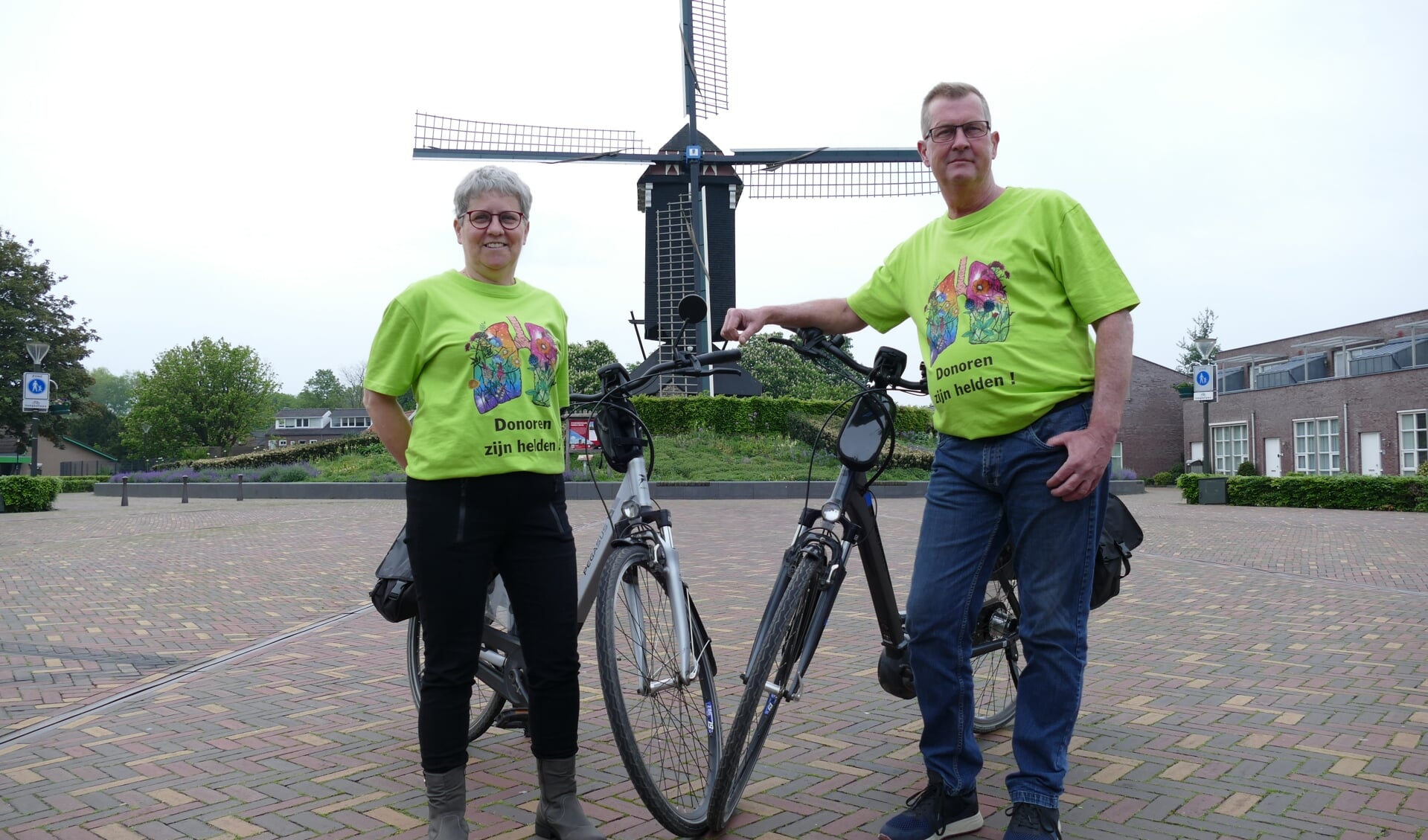 Marcel en Janine van de Wiel klaar voor hun tweehonderd kilometer lange uitdaging. (Foto: Jos Lenssen)