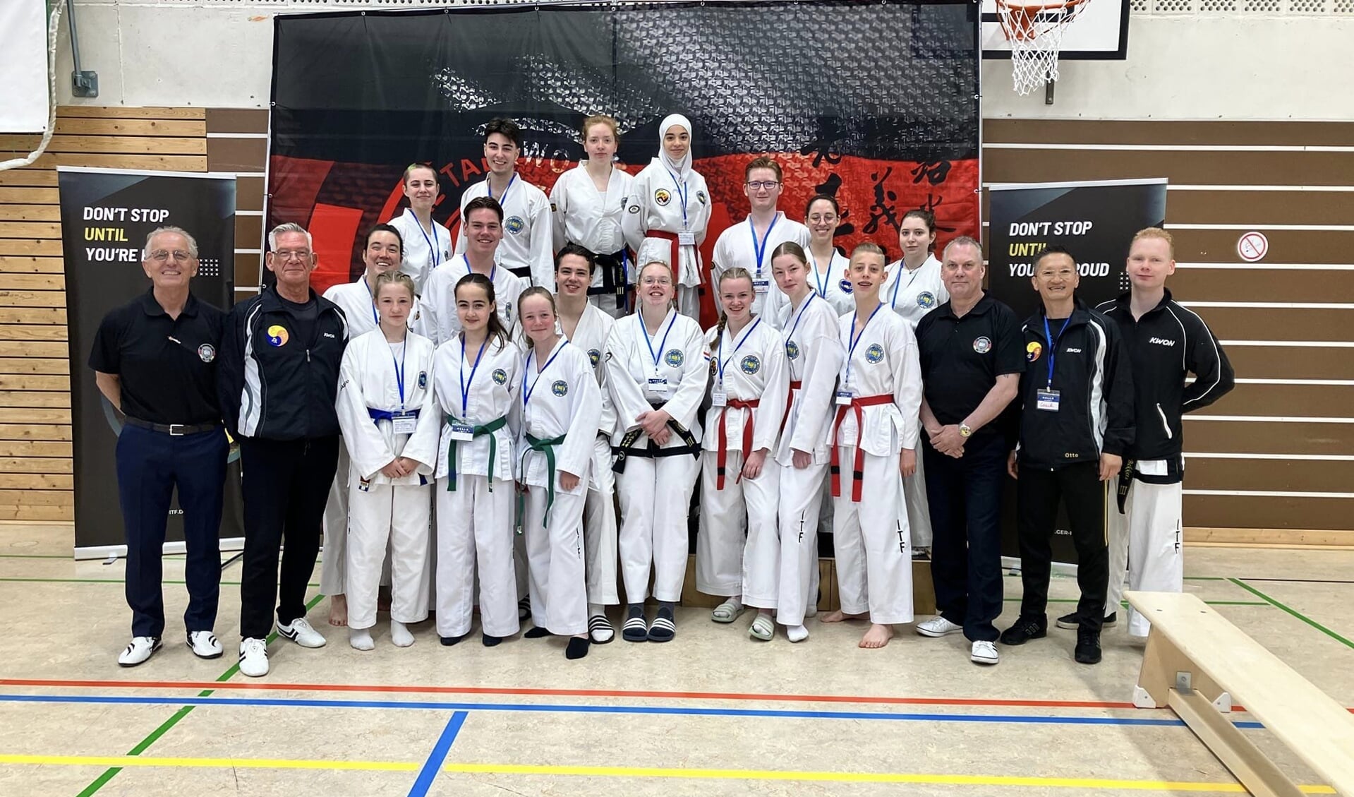 Deelnemers aan de Open Duitse kampioenschappen onder wie de delegatie van taekwondoschool Soo Bak-Gi uit Asten.