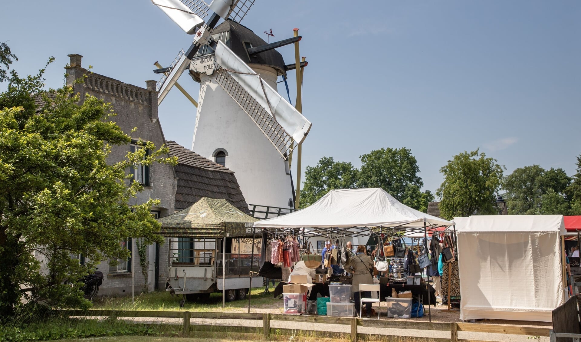 Onder de molen in Borkel en Schaft vindt zaterdag 3 juni weer de MolenMarkt plaats met lokale producten.