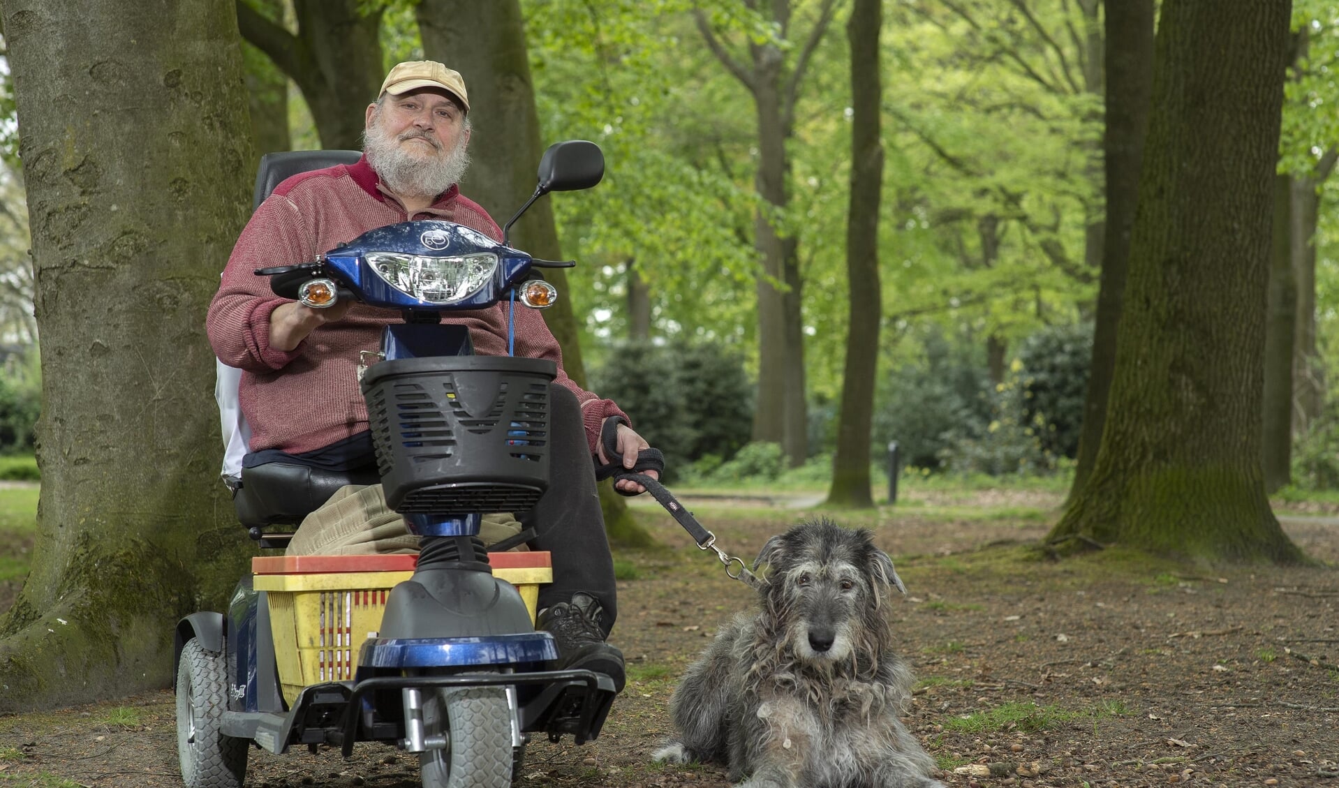 Peter Schols met zijn hond Nagu. Beide hebben baat bij wietolie. (Foto: Hein van Bakel)