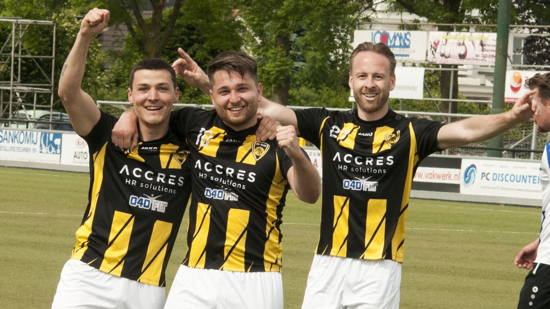 Joran Vermeulen (midden) scoorde zijn 23e goal van het seizoen en werd topscorer. 