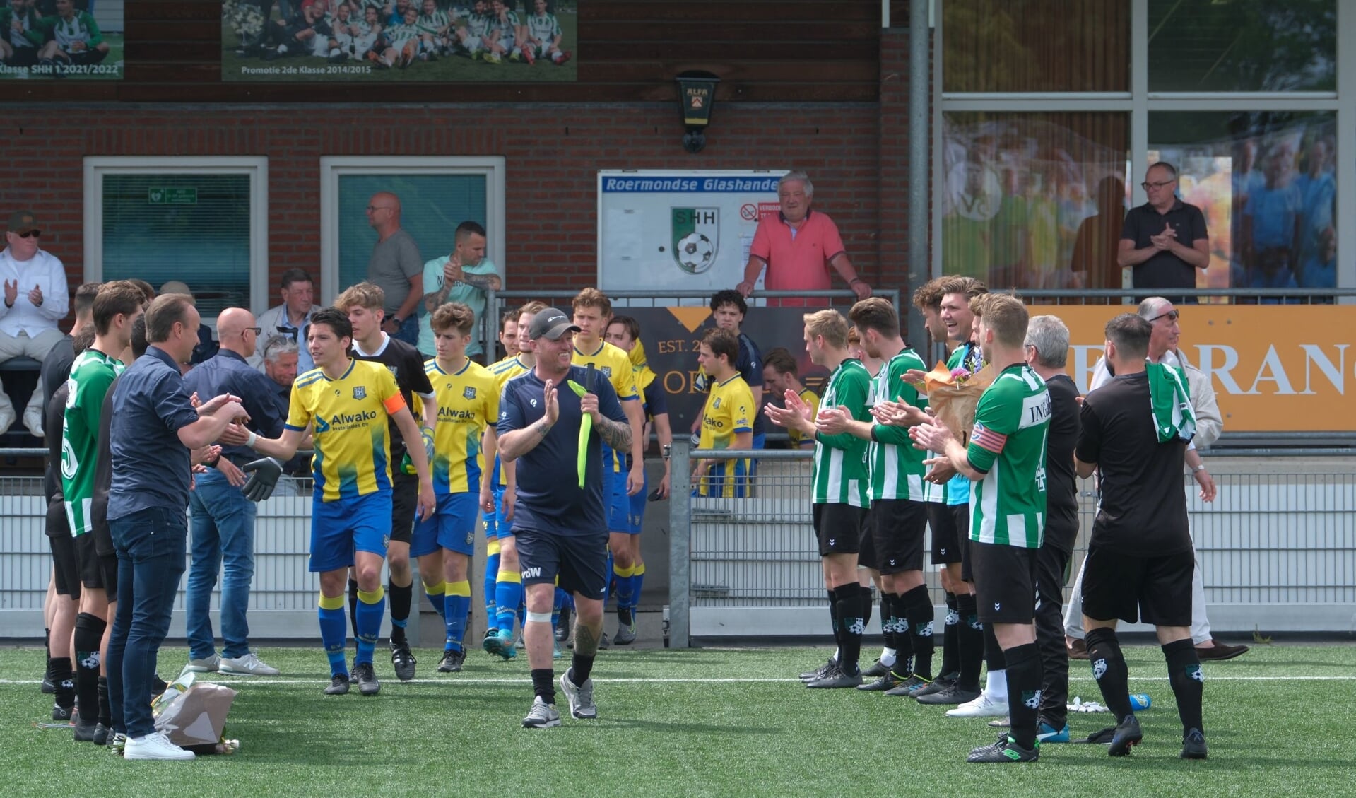Voor de wedstrijd onthaalt SHH, kampioen SV Valkenswaard. 
