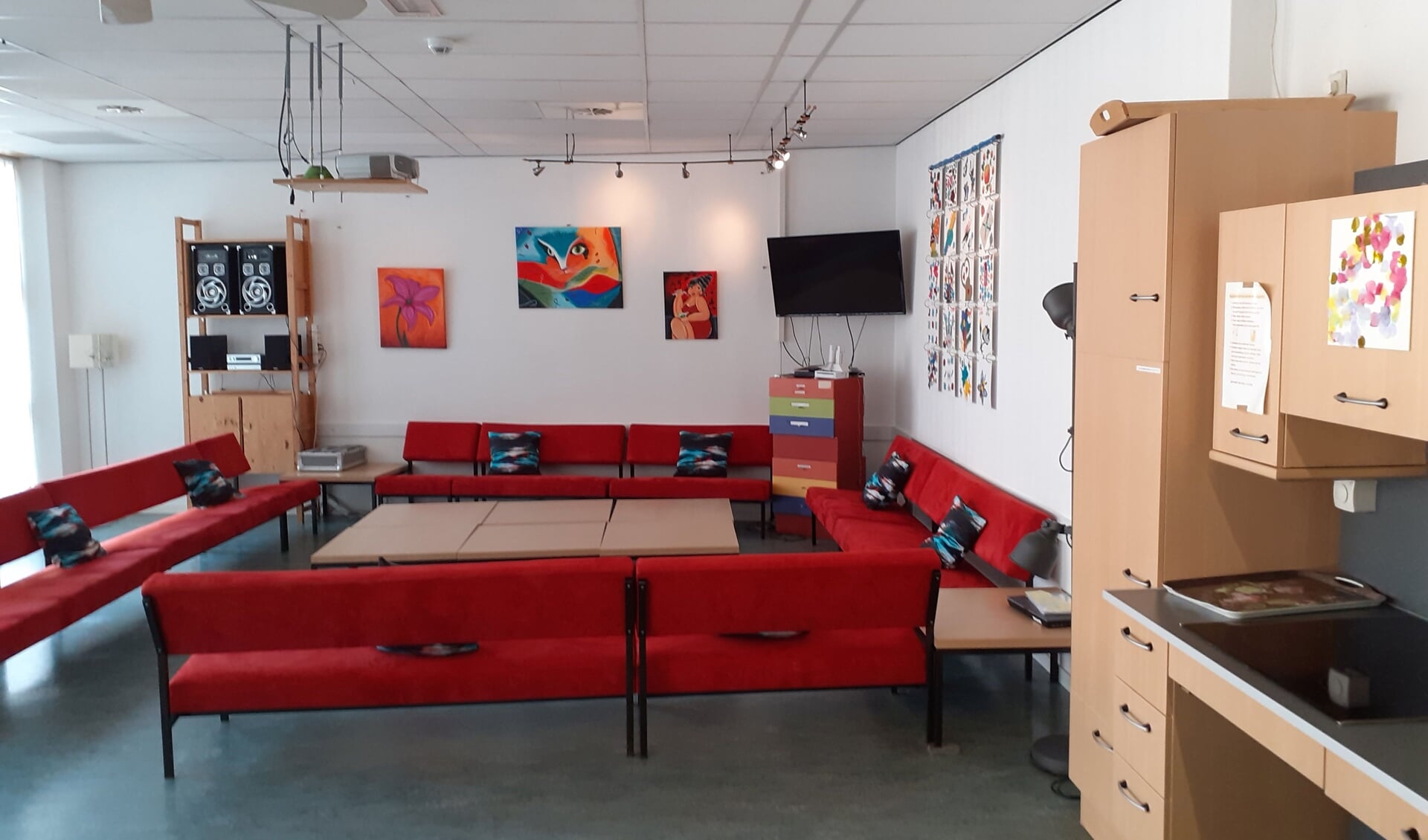 De huiskamer van KansPlus in De Hofnar waar mensen met een beperking zich kunnen ontspannen.