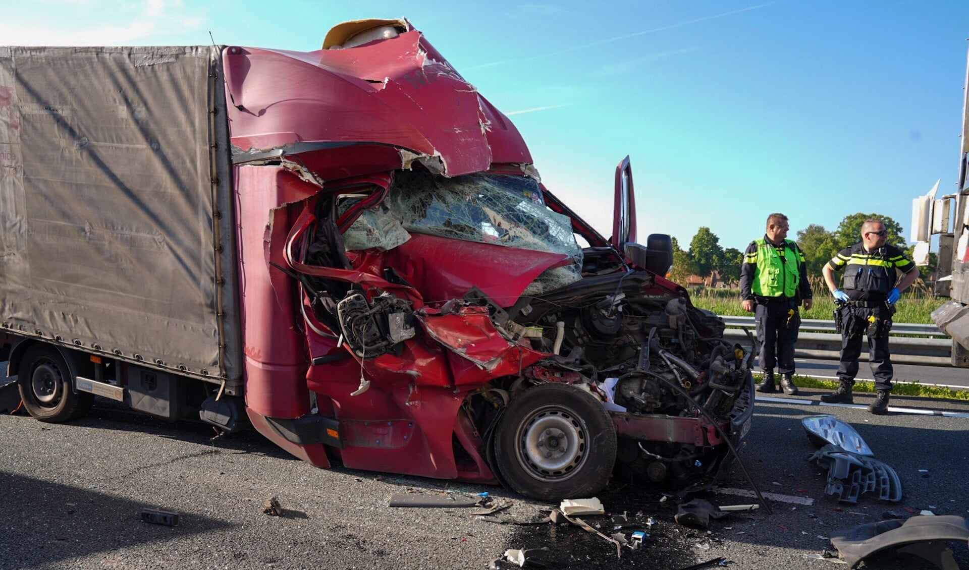 Een vrachtauto raakte zwaar beschadigd. (Foto: Harrie Grijseels/112Nieuwsonline)