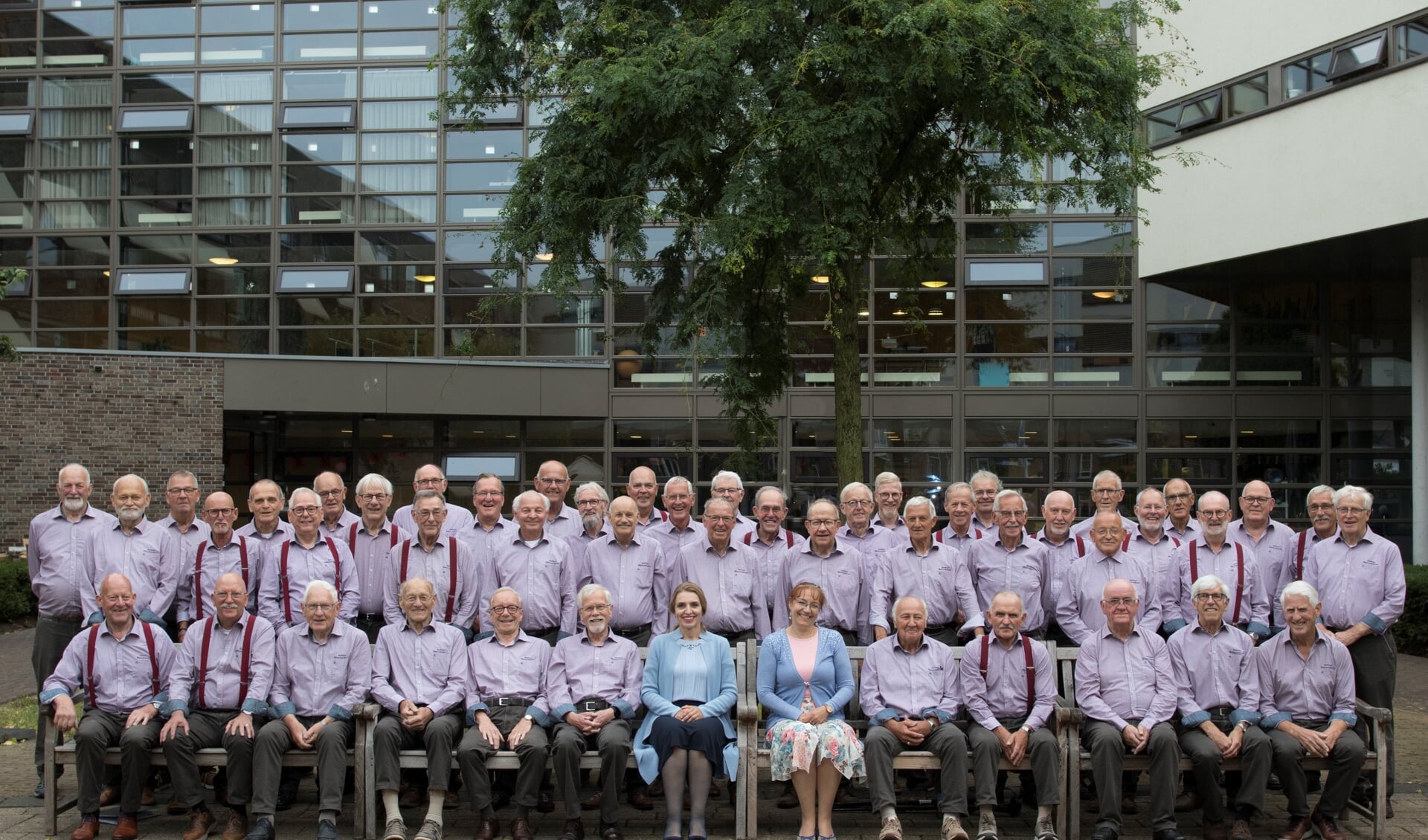 Het Astens Mannenkoor bestaat 55 jaar en houdt daarom komende zaterdag het jubileumconcert 'Mannen krijgen bezoek'.