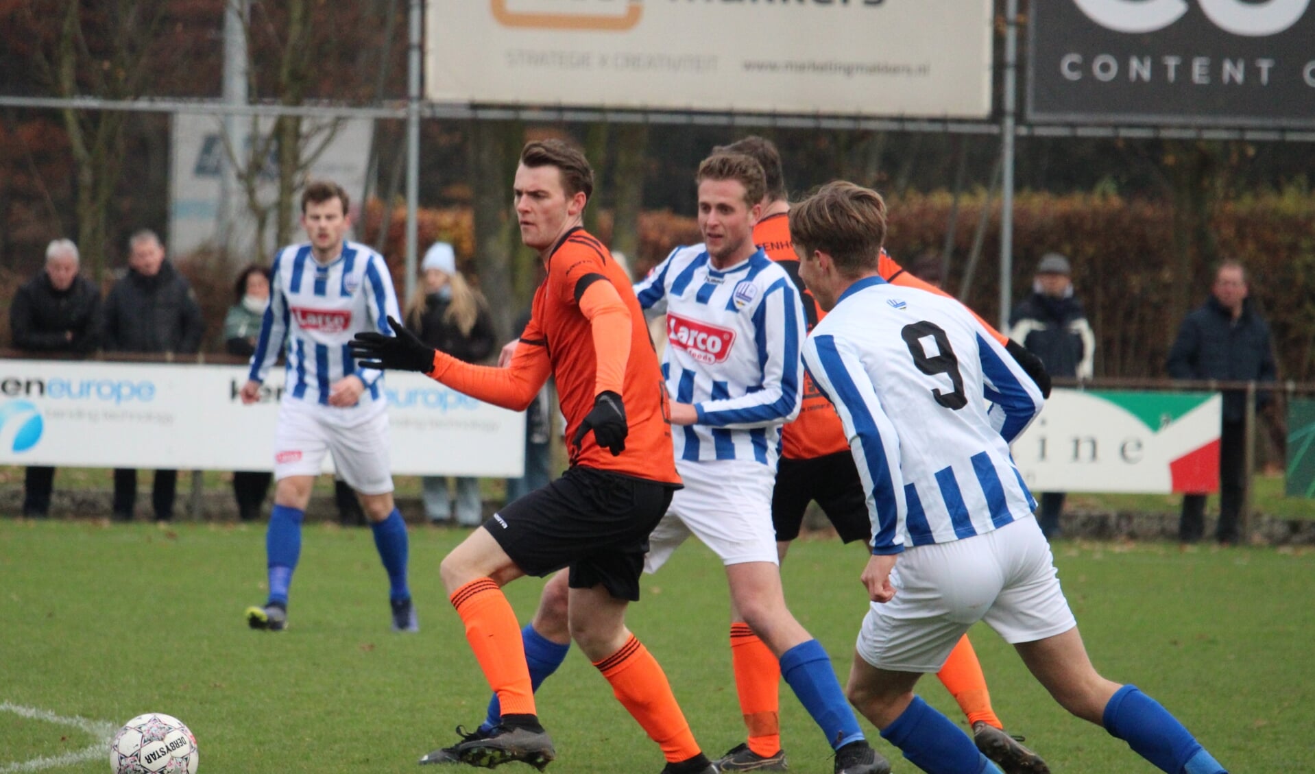 Spelers in actie tijdens de uitwedstrijd van SV Someren in Horst afgelopen december, die geflatteerd met 6-2 werd verloren. 