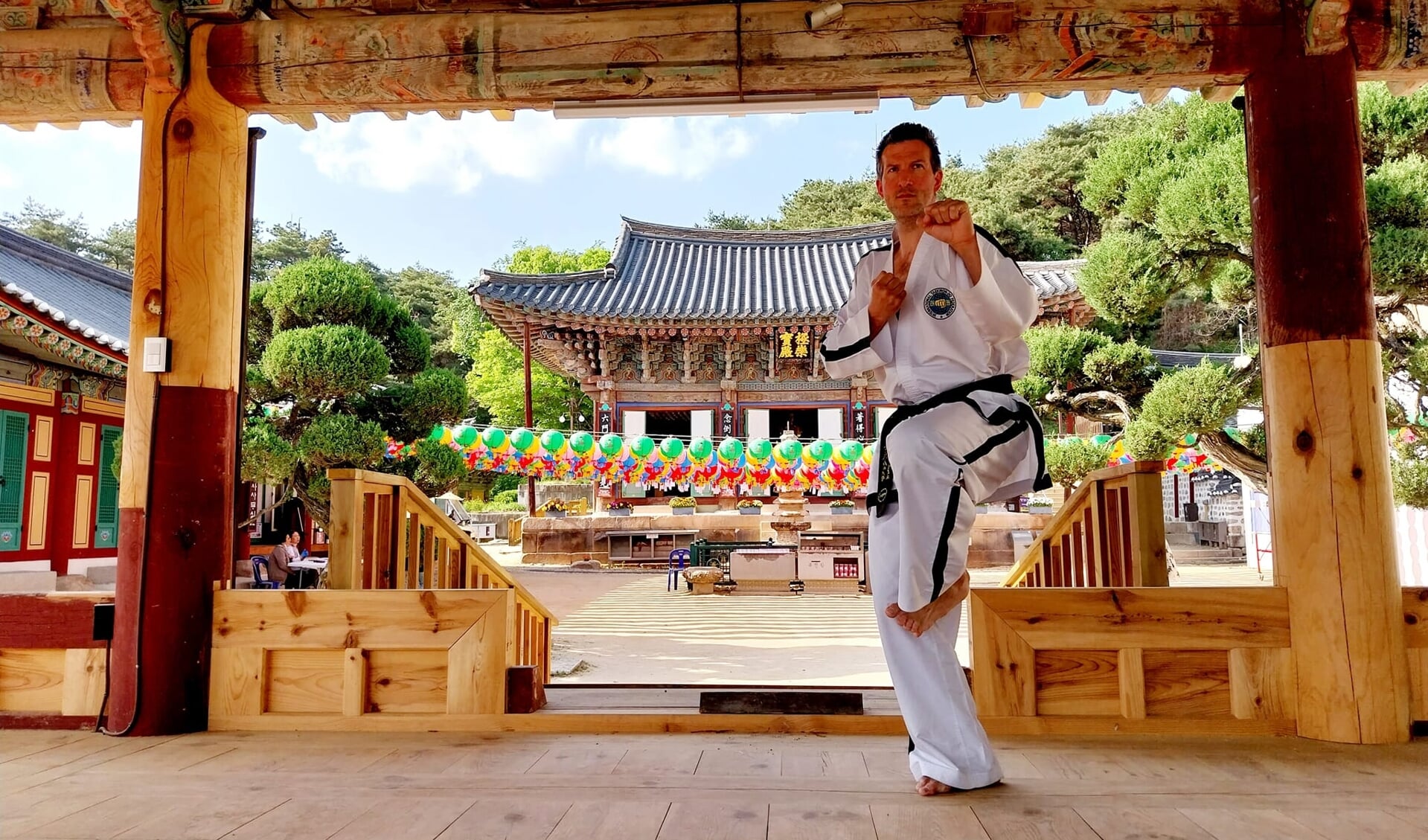 Astenaar John van Dam tijdens zijn reis door Zuid-Korea, waar de oorsprong van zijn geliefde taekwondosport ligt.