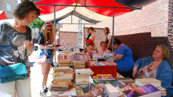 Vorig jaar was de eerste boekenmarkt tijdens Place du Tertre. (Foto: Corinna Romanesco)