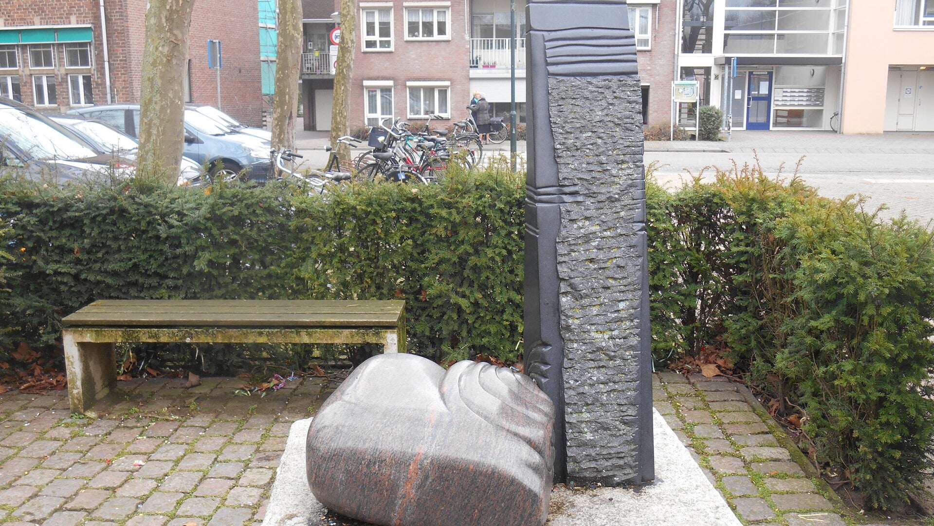 Het kunstwerk Uitwisseling stond jarenlang voor het voormalige gemeenschapshuis De Klepel in Asten.
