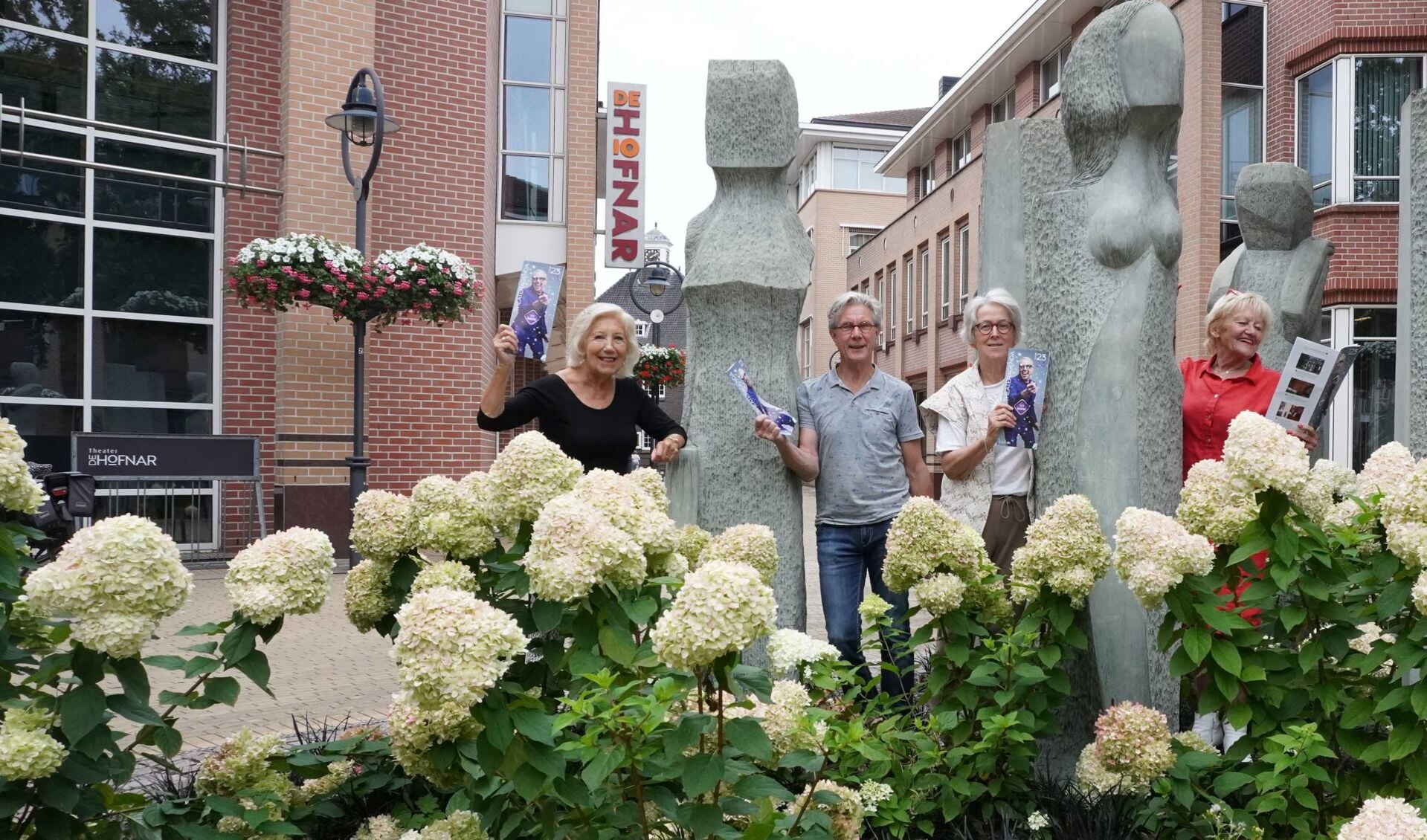 Nathalie, Els, Jeanette en Tiny zijn vrijwilliger bij Theater De Hofnar en vormen samen ’t Hofgezelschap