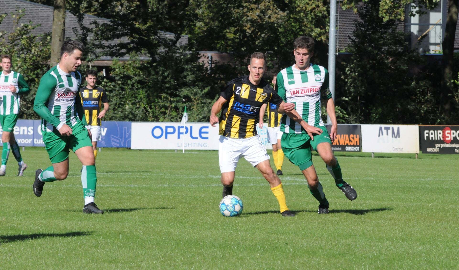 Luuk Broers omspeelt een speler van Oirschot Vooruit.