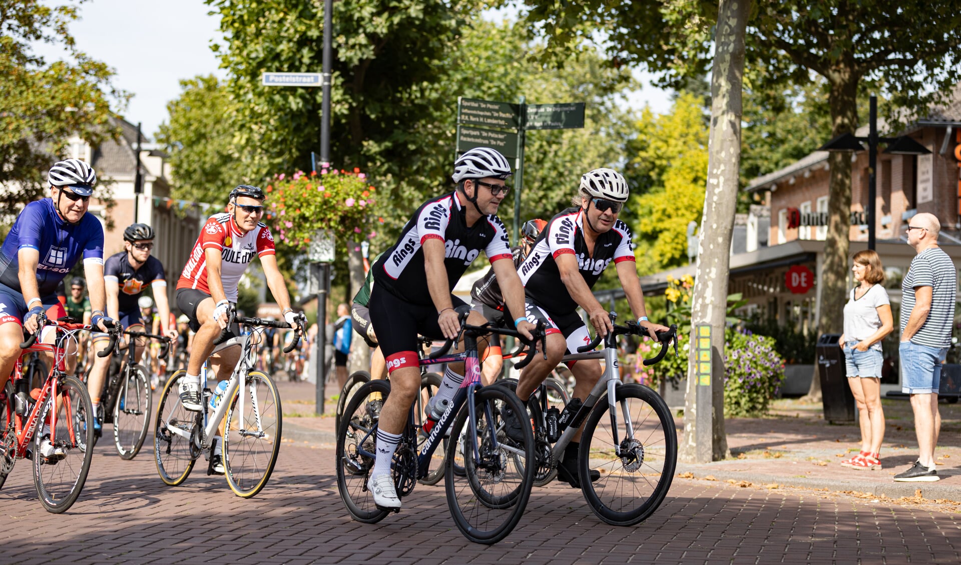 De Tour Der Ongeschoren Benen Classic trok ook door het centrum van Someren. (Foto: Patrick Janssen)