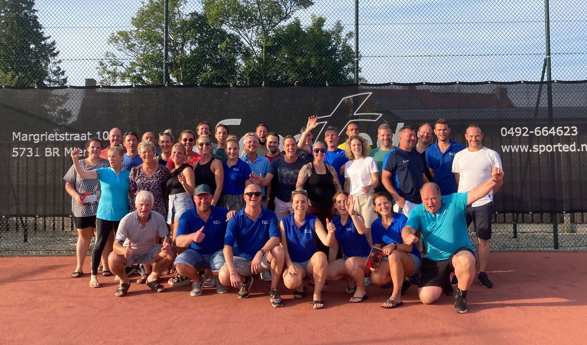 De zon liet zich op de finaledag van het open tennistoernooi in Liessel continu zien.
