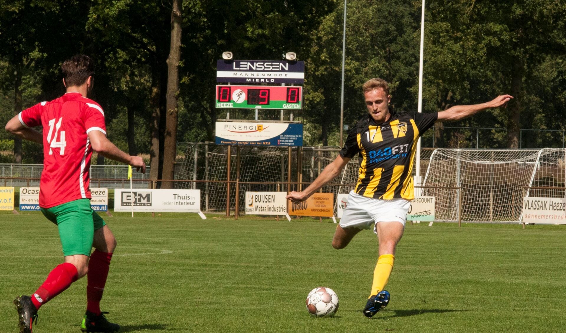 Ferre Devos opent de score tegen Heeze en maakte in de tweede helft zijn tweede in deze wedstrijd.