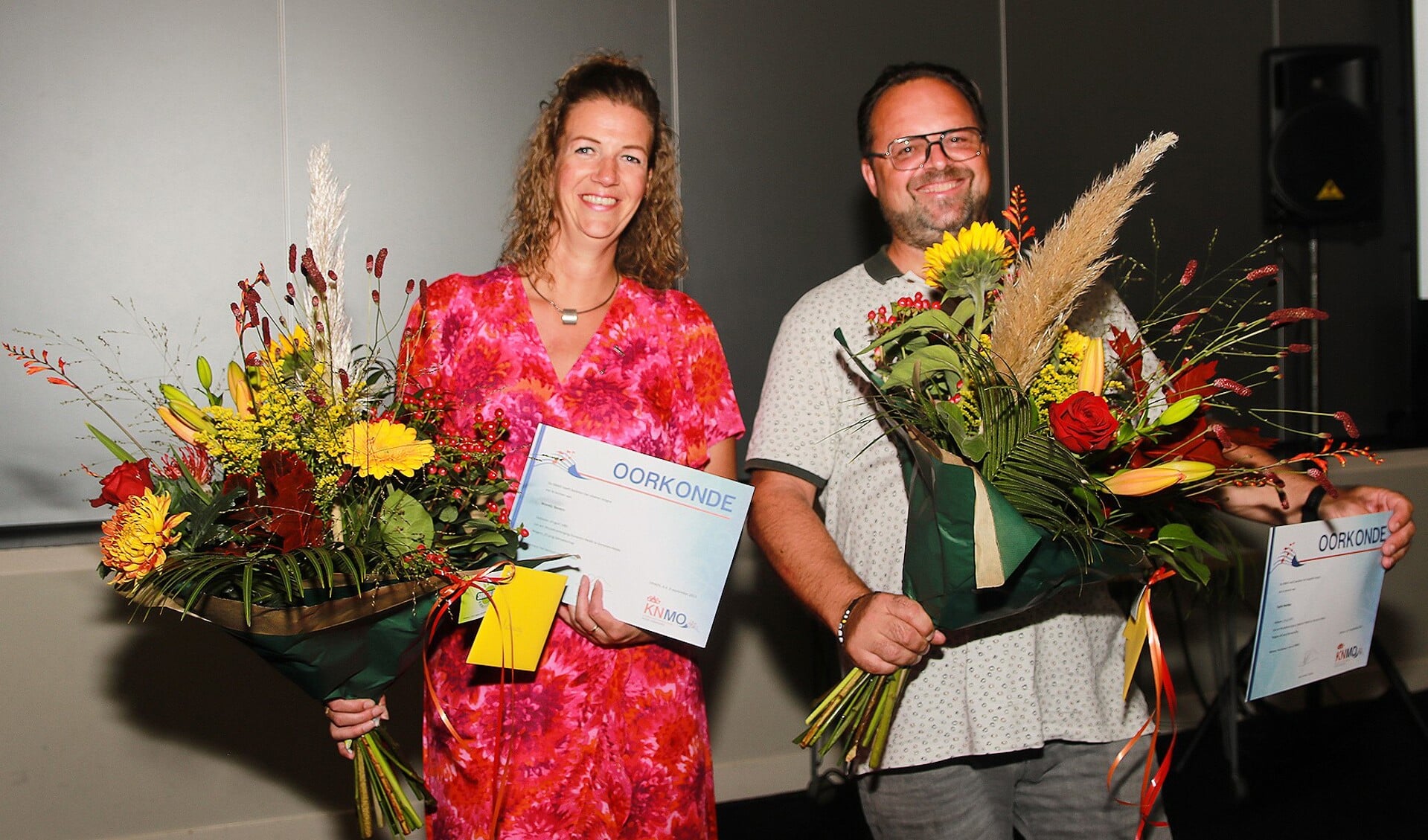 De jubilarissen van de muziekvereniging Wendy Bevers - v.d. Kerkhof (l) en Tycho Henkes. (Foto: Patrick van den Broek)