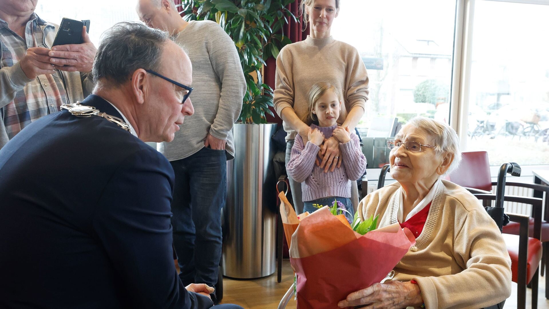 Locoburgemeester Theo Geldens in gesprek met de honderdjarige Annie Lurling. 