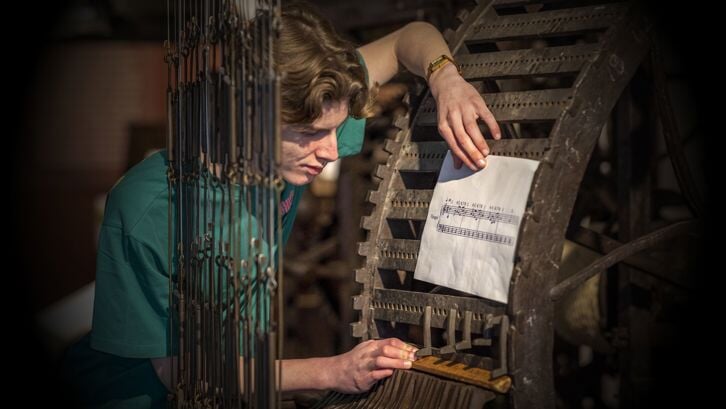 De leerlingen werken aan de speeltrommel van het Torenuurwerk Hattem. (Foto: Rob Fritsen)