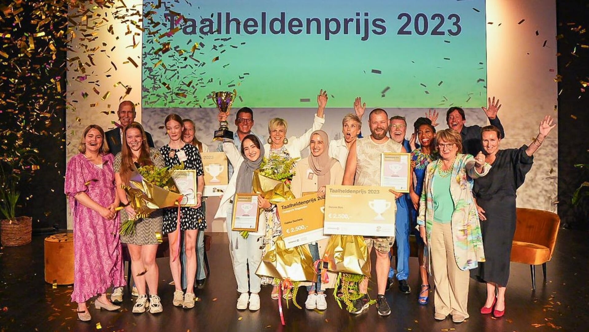 De Taalhelden van 2023 op het podium met in het midden Prinses Laurentien.