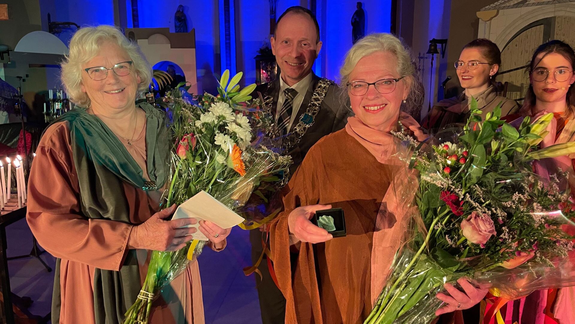 Karin van Lankveld (met groene sjaal), burgemeester Ederveen (midden) en rechts Margo van Ooijen.