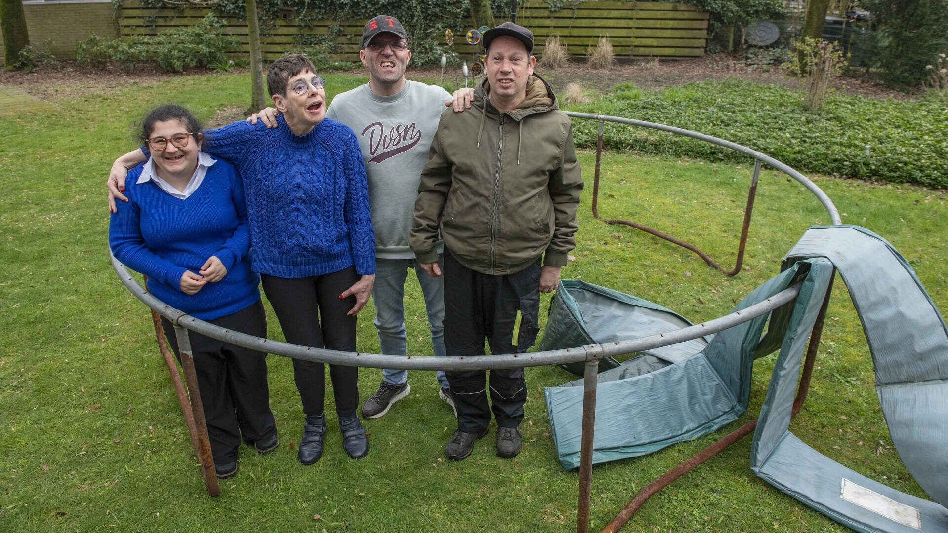 Enkele bewoners van de woongroep van Oro, met de trampoline die moet worden ingegraven. (Foto: Hein van Bakel)