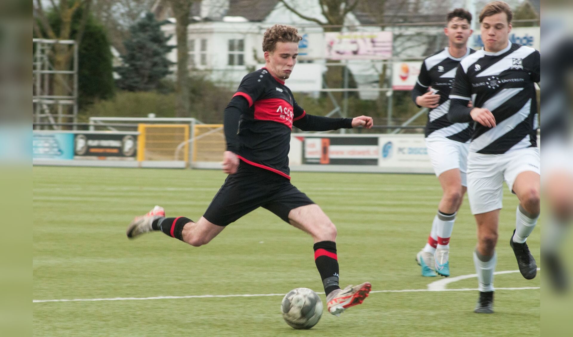 Joost Thomassen neemt het doel van TSVV Merlijn onder vuur maar zonder succes deze middag (Foto: Henry Jansen) .