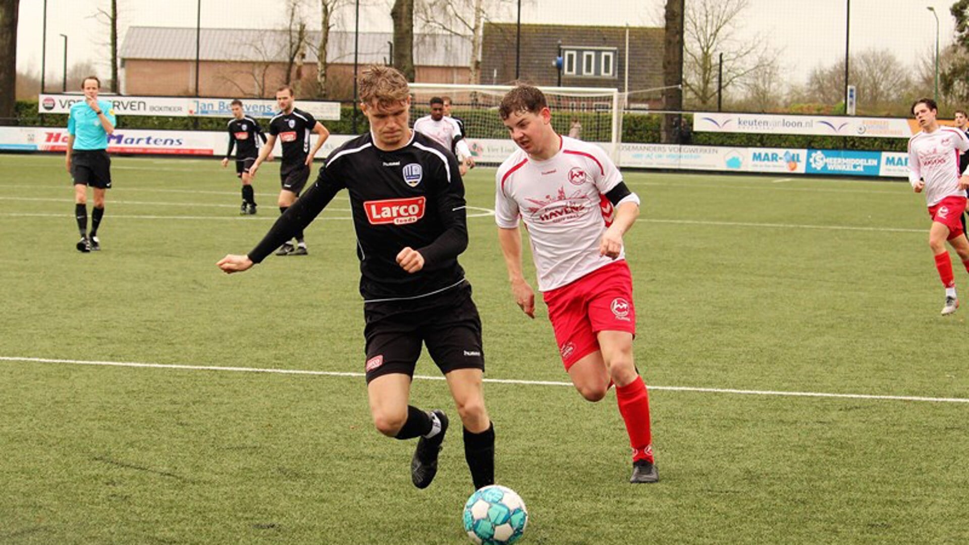  Aanvaller Thijs Martens tegen Volharding in het vorige seizoen. Someren won met 0-2. 