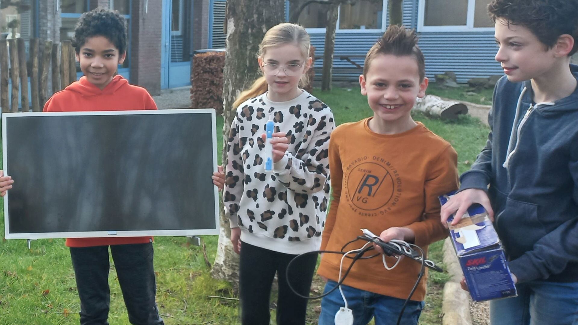 Kinderen van OBS De Belhamel zamelen vol enthousiasme e-waste in voor een duurzamere wereld. 